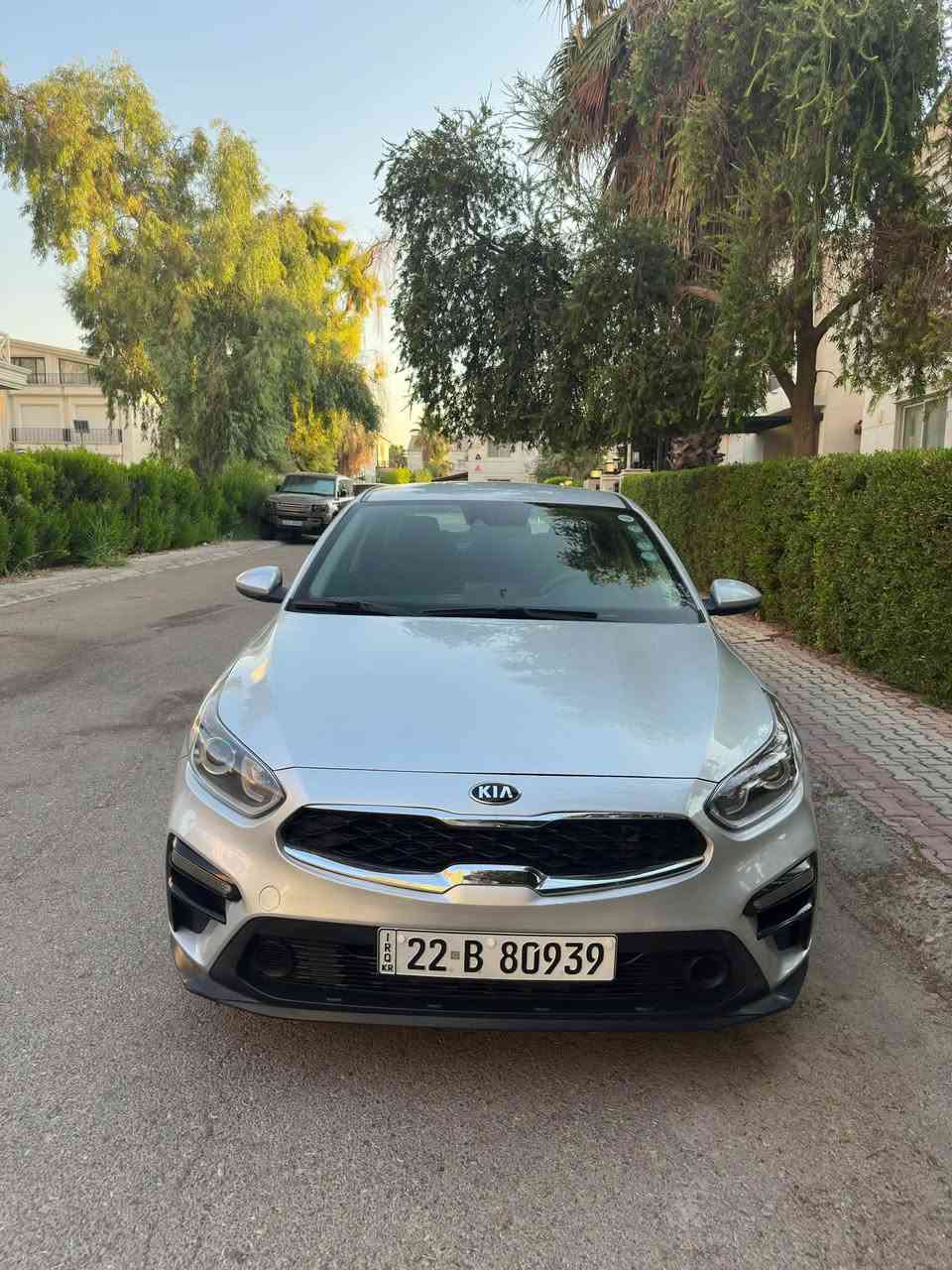 🚗 كيا فورتي (Kia Forte) في اربيل - موديل 2021 (وارد أمريكي)
أبرز المواصفات:

 المحرك: 4 سلندر بسعة 2.0 لتر (تنفس طبيعي) مع قير أوتوماتيك ذكي.

 المسافة المقطوعة: 62,942 ميل (ما يقارب 101,000 كم).

 اللون: فضي مميز (Silky Silver) وداخلية قماش أسود.

 الجنوط: ألومنيوم قياس 16 بوصة.

 الأنظمة والتكنولوجيا:

 نظام الحفاظ على المسار وتنبيه الخروج عن الطريق (تحكم على الطريق).

 شاشة وسطية لمسية تدعم Apple CarPlay و Android Auto.

 كاميرا خلفية ومثبت سرعة.

حالة البودي والإيرباجات:

 الحادث: خفيف جداً.

 الصبغ: 4 قطع صبغ فقط.

 الإيرباجات: الإيرباجات الأساسية (السائق والراكب والمقاعد) سليمة بالكامل، المتأثر فقط إيرباج البردة (الستارة الجانبية).

للاستفسار عن السعر التواصل على الخاص.
او على الواتس: ***********
