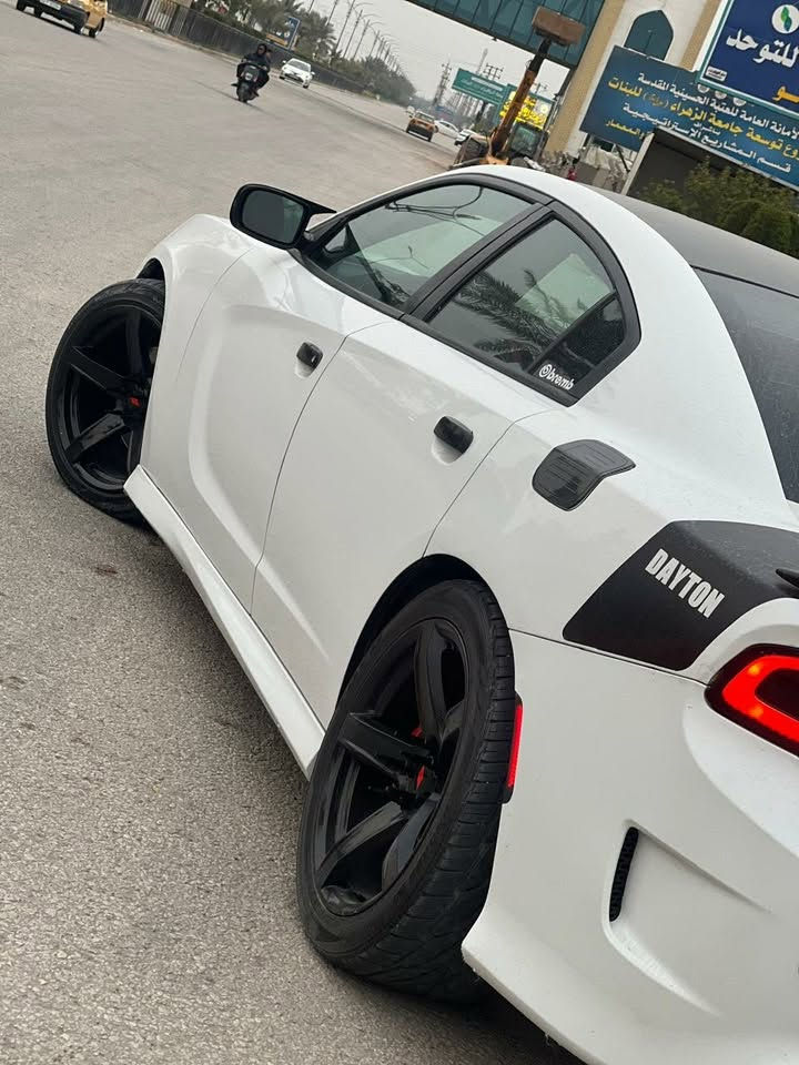 السلام عليكم 
تعديل للمنشور 
وتخفيض السعر  ١٨٤وبيهه مجال للشراي 

جارجر ١٩ rt ٥٧٠٠ 🚀
رقم بغداد 
رقم جديد 
هزه جديده 
ضرر خفيف جاملغ امامي ايسر والبنيد محدث 
جاهزه مابيهه نقص 
كشنات حضن رياضي مدوشم احمر مطعم باسود ومختم srt
تحكمات ستيرن 
دخول ذكي 
كشن السائق كهرباء 
كشنات اماميه تدفئه 
رادار خلفي 
حساسات خلفيه 
تدفئه
تبريد قطعتين امامي وخلفي 
شاشه كبيره كار بلي ونضام ملاحه 
بلاتوث 
مدخل اواكس 
نضام سبورت +سكات باك 
اكزوز كاتم يعني مو جعره ولا هوسه 
تفاصيل هواي بيهه 
مكاني ديالى 

***********

صور الحادث والسونار مرفق مع المنشور
