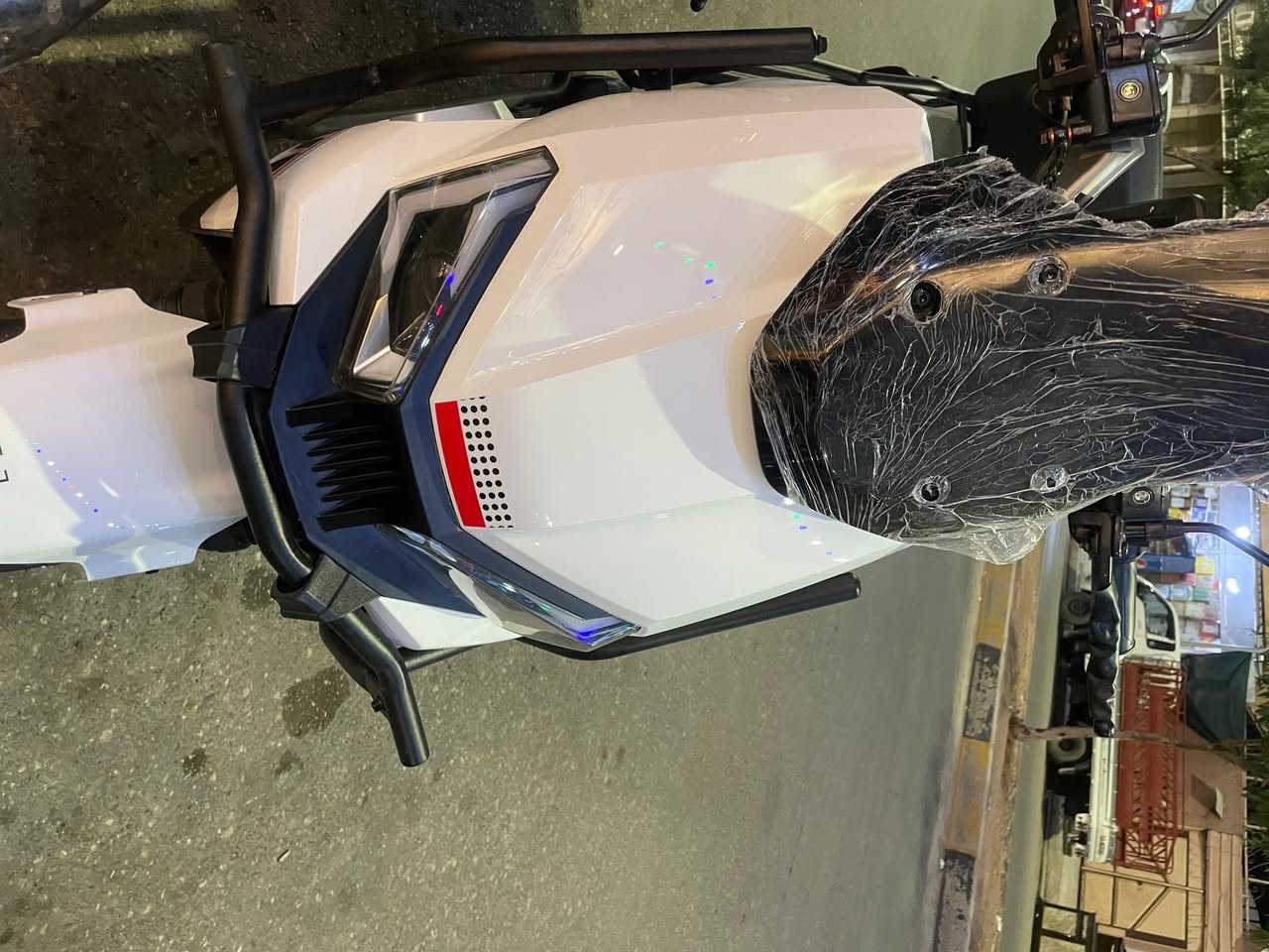 ماطور صاعقة معروفه مواصفاتو 
لون ابيض
نظام abs
نظام رجوع الى خلف R
6 بطاريات گرافين مسطرة شرط فحص 
فول سرعة 
ملف 2500 
نظافة 100 
اي خلل يرجع الماطور 
السعر مليون250وبي مجال بسيط 
للتواصل ***********
