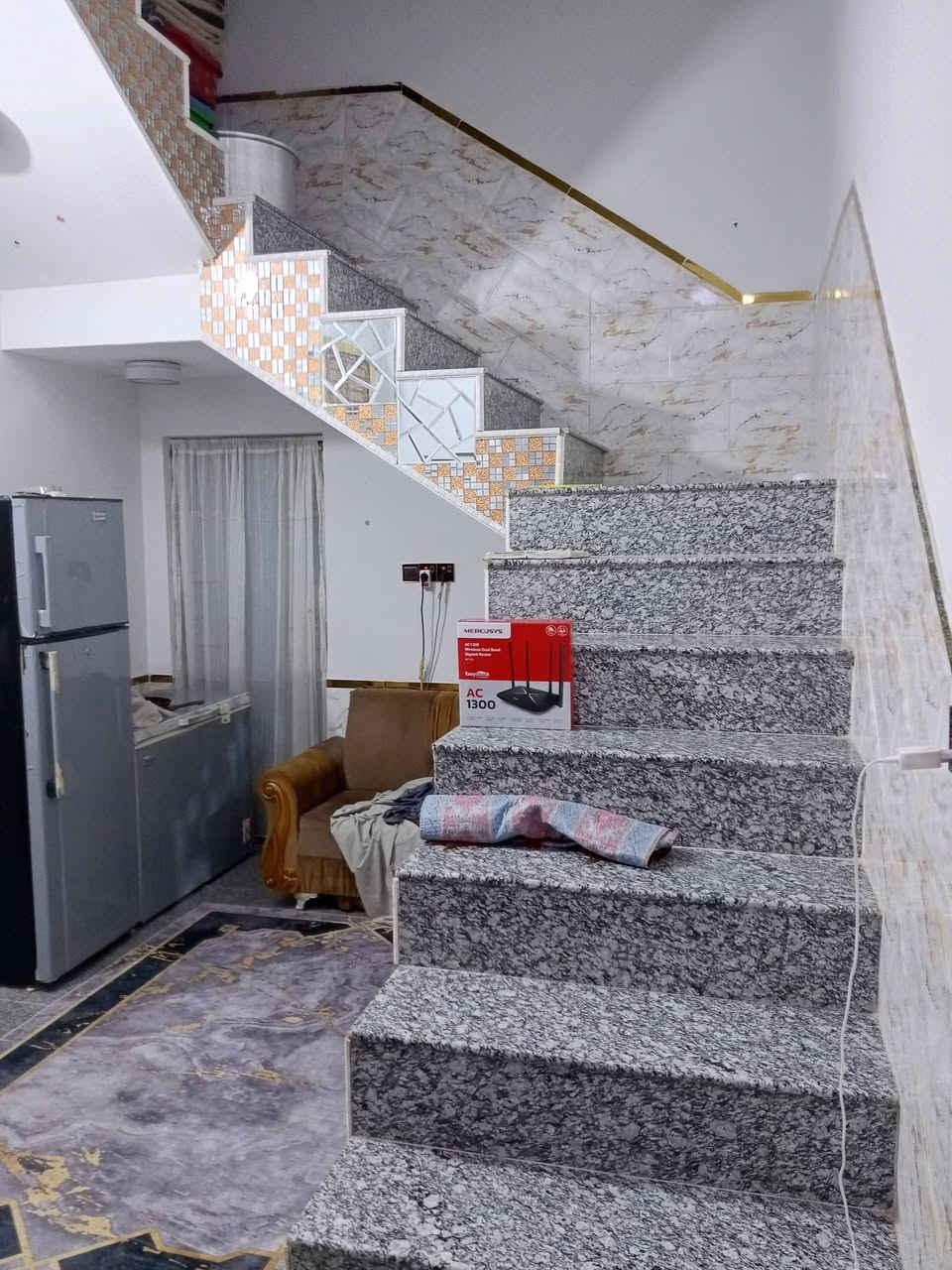 العنوان شارع ال صحن عمود 46
السلام عليكم الدار للبيع مساحه 200متر 

ثلاث صحيات بناء طابوك رابع بيت ع الشارع طب كونكريت مسلح 

للاستفسار ***********
