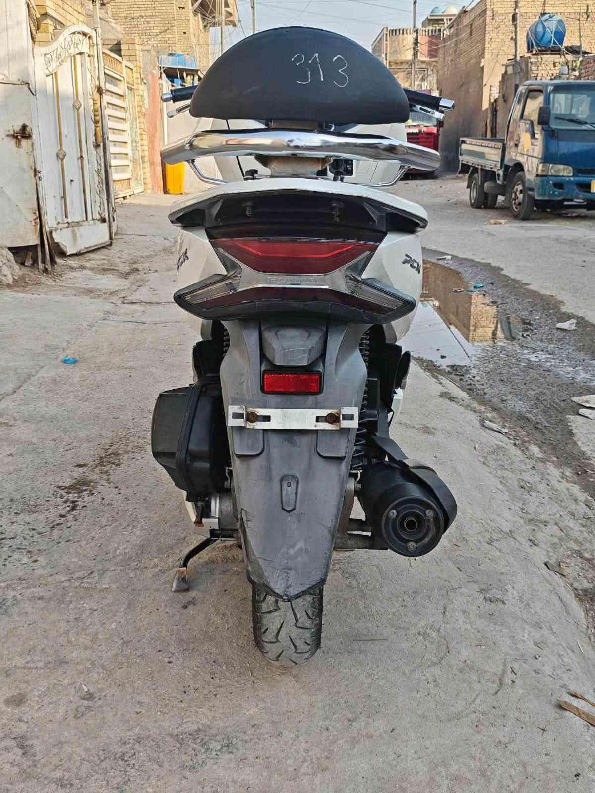 pcx جيل الثالث وارد كوري
مكينة 125 مكفوله  لامفتوحه ولا تنقيص ولا تبخير 
كفرات بلاديه 
كهربائيات شغاله حساس استاند حساس ازدحام 
لايت عالي ناصي دبل إشاره  
ماشيه 36الف حقيقي 
شلعه ومعدل تشگ الگاع 
الدراجه مكفوله اي نقص ما بيها 
بغداد مدينة الصدر 
السعر 13 وبيها مجال حگ الجيه 
***********
