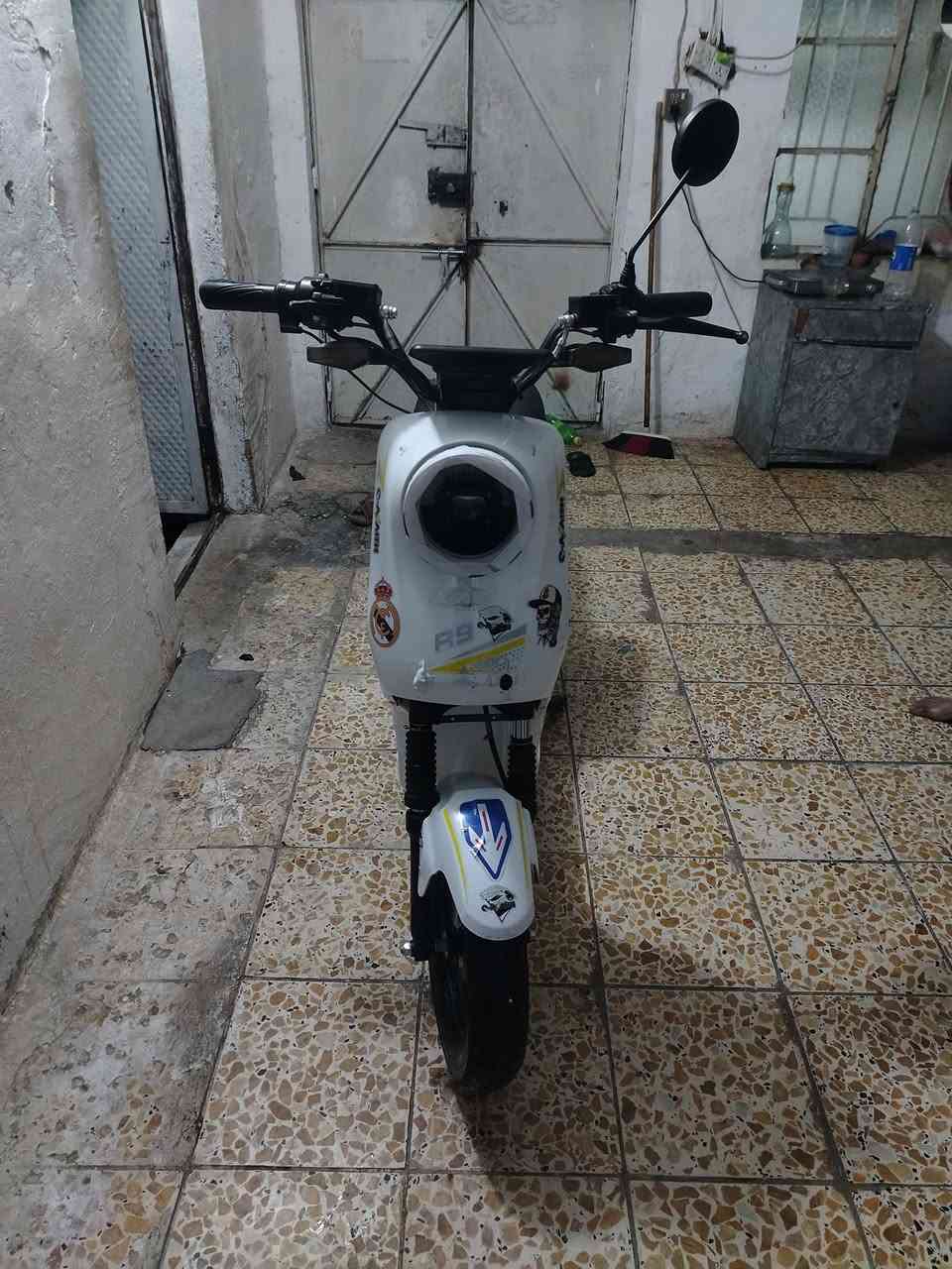 سلام عليكم دراجه R9لبيع دراجه مديل 2025مستعمله شي قليل خمس بطاريات كهربايات شغاله اربع نمر سعر 350وبيها مجال مكاني بغداد شعله ***********
