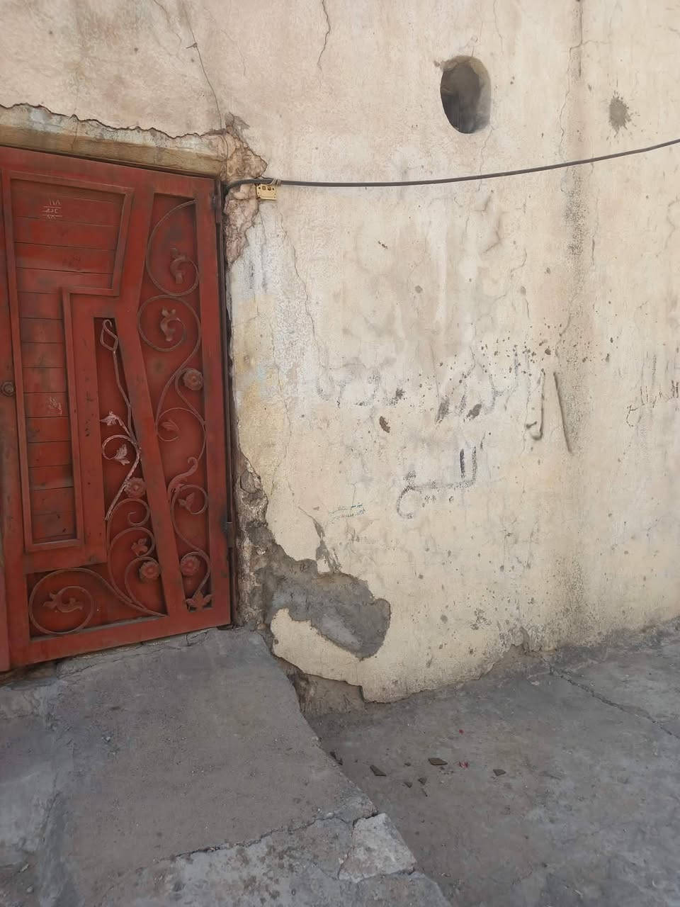 دار سكني مساحه ١٠٤ متر شرقي ٤ غرف نوم واستقبال وحوش حي الصحه الأولي الجانب الأيمن التسليم والتحويل فوري للاستفسار عقارات البيت. الرصين ***********/ ***********
