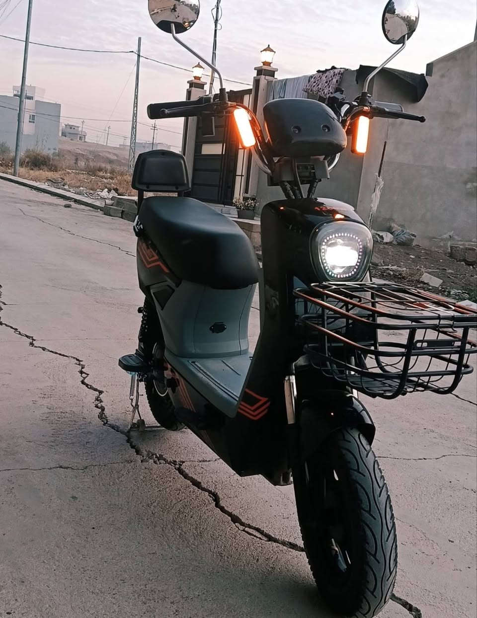 السلام عليكم🛑🛑للبيع دراجة شحن korya mr
 حجم 16 
المواصفات:🛵⚡
 1- تاير حجم 300/10 🛞✅
2- ملف 1200وات ⚡
3- بريك بنص 💯بنضام ABS(مانع انزلاق ) 
4-دبلات امامي خلفي 💯 
5- البطاريات ⚡اربع4 اخو الجديد 💯
6- يمشيك من 35-40 كيلو 🛣️
7- سرعة 85 🔥✈️حقيقي 45 💯 
8- لايت زينون 🔆اشاير ➡️⬅️ مع دبل اشارة🔺+هورن + 4 سرع (نمرات)💯
9-شاشة ديجيتال 🖥️قرائة آي اعطال 
10- مثبت سرعة 💯🔥
11- صندوق تخزين واسع + سلة امامية 🗑️💯
12- ستاند تلفون 📱مع منفذ Usp🔌
13-بلوتوث صوت عالي ◀️🎵
14- سويچ عدد 2🔑+ بصمة عدد 2🔸+ كارت nfc عدد2💯+ شاحنة اصلية 🔋
15- تشغيل عن بعد ⚡+ انذار سرقة 💯 
السعر :  325 الف 💵🟦🟦🟦🟦🟦🟦 🟦 
العنوان 📍موصل حي التعليم العالي 
رقم هاتف اسيا☎️📞 : ***********
