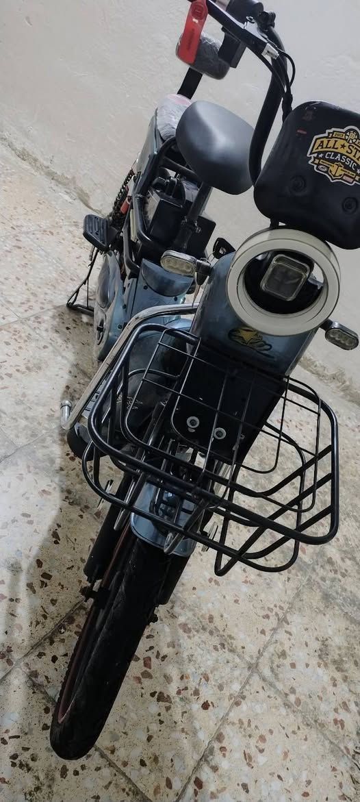 سلام عليكم
للبيع  5بطاريات 
بطارياته جدد شادهن 
سرعه 99
ب350

***********
