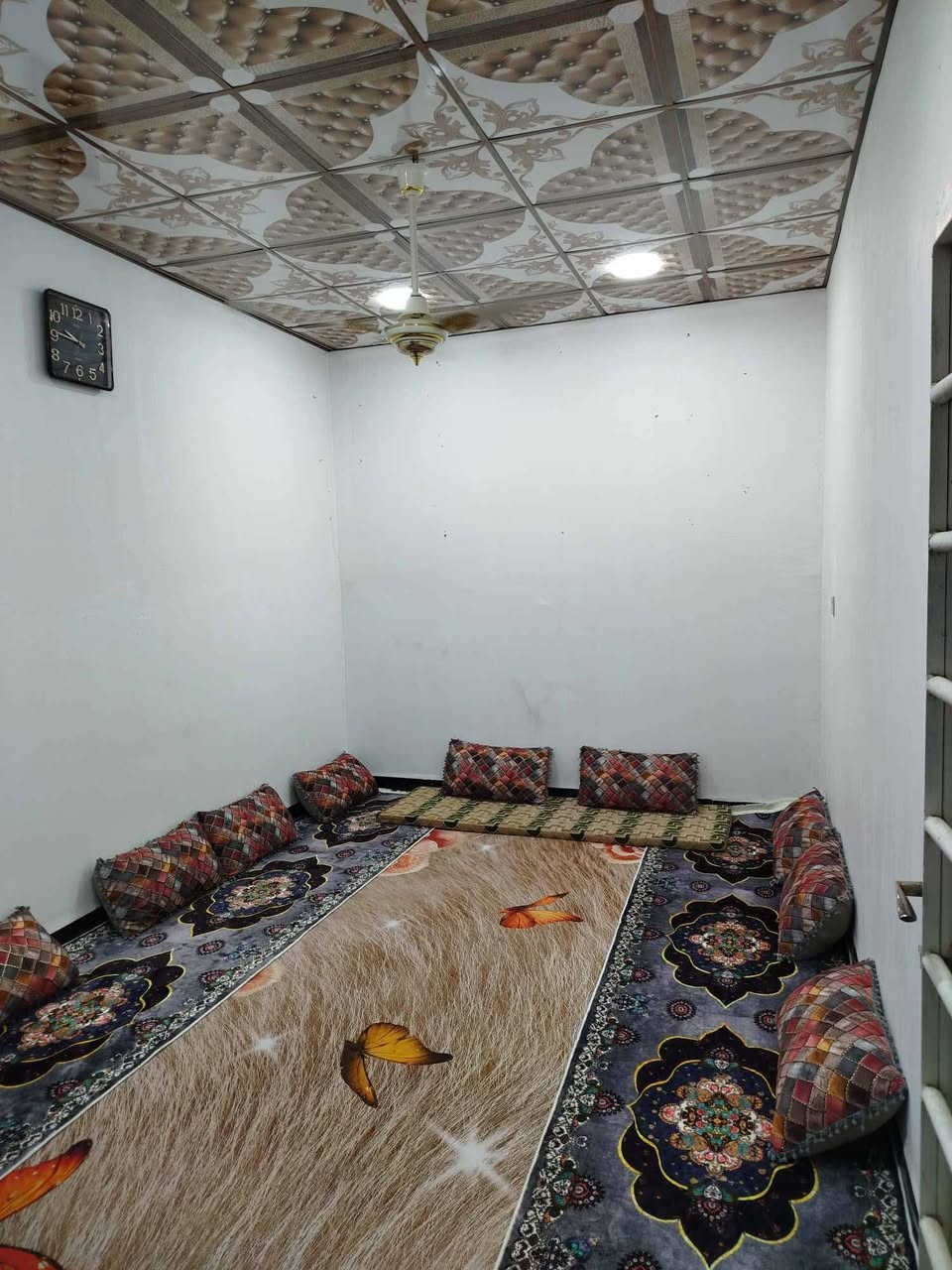يا الله  سلام عليكم  100متر للبيع بناء بلوك وعكاده اساس طابوك يحتوي على غرفه او صاله وستقبال ارضيه بورسلين سقوف ثانويه العنوان نجف شارع المعمل خلف مدرست الزدهار شويه لكدام سعر 30 او بي مجال ***********
