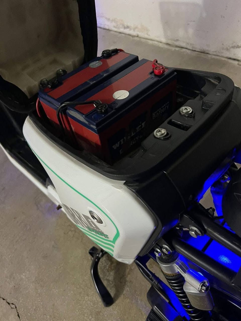 السلام عليكم 🫡 موطور شحن R9 للبيع 
مواصفات ؛:✈️
بطاريات 32ختم ونلي 
لون ابيض 
سرعه 109 
تواير شركه 
سماعه بلوتوث 
منفذ شحن USB
ضد المي كل النشرات شغاله 
اشاير يمين يسار لايت عالي ناصي 
بريك امامي خلفي كله شغال 
الموطور جاهز مايعوزو ربع السعر السعر 
475 بي مجال شراي اتصل  ***********
خاص مفتوح 
و من الله التوفيق 🤲
المكان ناحية الزاب

