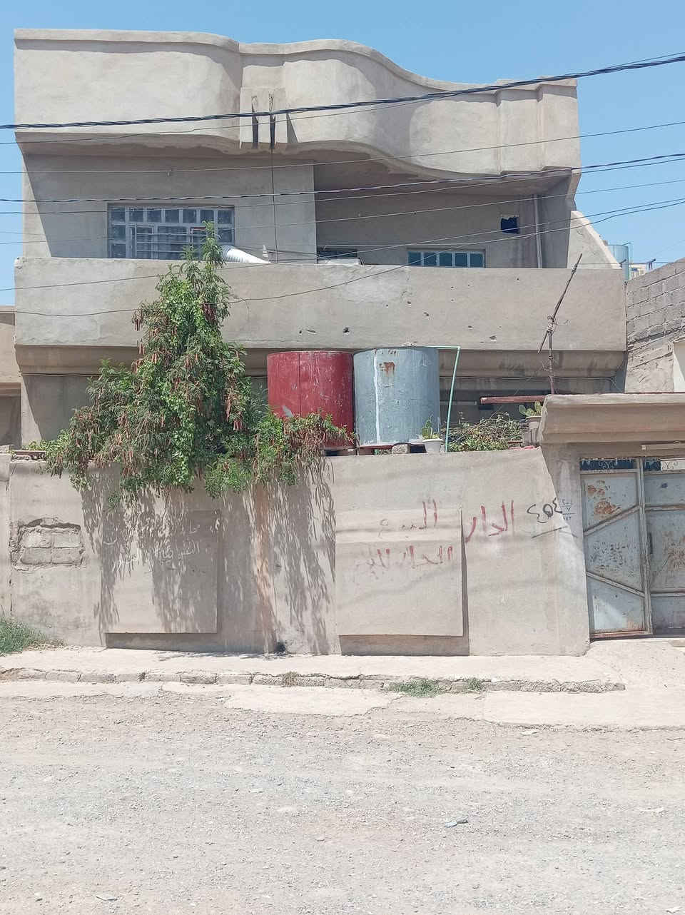 السلام عليكم،، يوجد دار للبيع في حي التنك قرب النخلات ملك سند طابو المساحة 150،، طابقين خمس غرف نوم واستقبال ومطبخ والسعر ع خاص ***********
