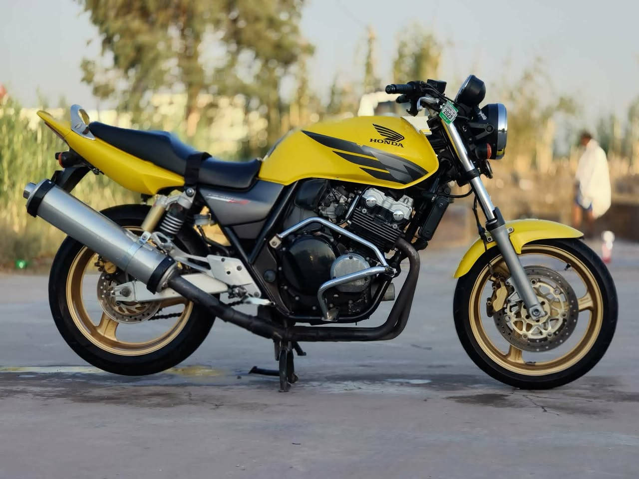 *للبيع: هوندا CB400 الجيل الثالث - نسخة Security*  
*المواصفات:*
- *سنة الصنع*: 2005
- *اللون*: أصفر
- *الحالة*: ممتازة جداً، لا تحتاج أي صيانة
- *المحرك*: بحالة ممتازة
- *الكير والكلج*: بحالة ممتازة
- *الضمان*: كفالة عامة
ملحقات / إطار جيلاتين رياضي 
*المكان*: السماوه - الرميثه
*السعر*: ٢٤$ و قابل للتفاوض 
*للاستفسار والاتصال*: *********** 

ملاحظة: الدراجة نظيفة جداً ومستخدمة استخدام شخصي . البيع لظروف خاصة.
