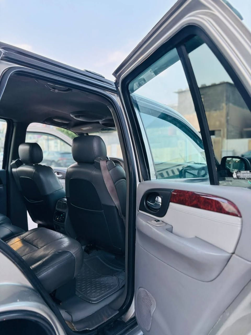 السلام عليكم شفر بلايزر 2003 LTZ  فول مواصفات سياره جديدة بمعنى الكلمة مكفولة من ضربة وصبغ جاهزة مكينة كير حدادة تبريد تخم تاير تبريد شرط السعر 87 العنوان البصرة المعقل رقم الهاتف *********** البصرة, العراق
