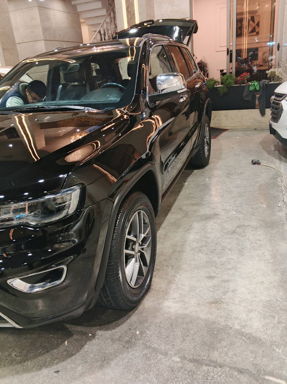 جيب امريكي موديل 2019 المتد 
السعر 170
بيها صبغ اربع قطع
شنو الفئة بالضبط للجـيب؟ (Laredo / Limited / Overland / Summit / Sport Line) وهل المواصفات الأمريكية كاملة لو بيها إضافات؟: 
للمتد 
شكد عدد الكيلومترات الممشية حالياً؟ وهل المكينه والقير والشاصي على الفحص بدون مشاكل؟: 
112
وين موقع السيارة هسه؟ وأي منطقة ممكن المعاينة بيها؟: 
بغداد البياع 
إلها حوادث أو شغل شاصي/أيرباغ قبل غير الصبغ المذكور؟ وإذا أكو، شنو التفاصيل؟: 
صبغ اربع قطع 
السعر 170 نهائي لو قابل للتفاوض؟ وهل تريدون البيع كاش فقط لو تقبلون تبديل؟: 
بيها مجال 