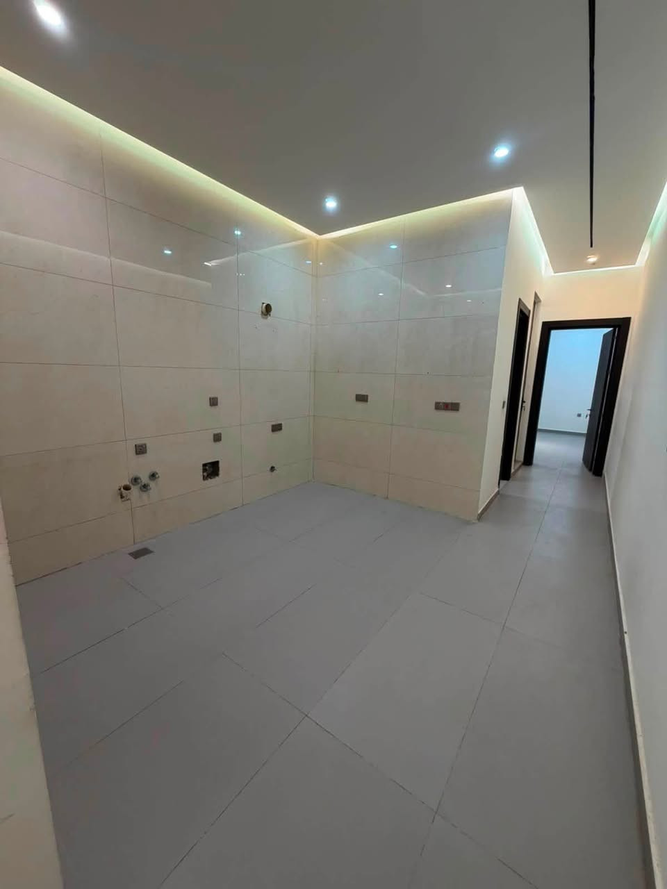 🏡 للإيجار | بيت درجة أولى على شارع ١٥ متر

✨ فرصة مميزة للسكن الراقي في موقع مميز، بيت يتميز بتوزيع عملي ومساحات مناسبة للعائلة، ويقع على شارع عرضه ١٥ متر.

📍 تفاصيل العقار:
• ٣ غرف نوم
• صالة
• مطبخ
• ٣ مجموعات صحية
• تشطيب درجة أولى
• شارع عرض ١٥ متر

🔑 بيت جاهز ليكون عنوان راحتكم واستقراركم.

📞 للاستفسار والتفاصيل، يرجى التواصل معنا.

مكتب المصطفى للاستثمار و التطوير العقاري
📱 ***********

#للإيجار #بيت_للإيجار #بيت_درجة_أولى #شارع_١٥_متر #عقارات_بغداد #عقارات_السيدية #عقارات #استثمار_عقاري #تطوير_عقاري #مكتب_المصطفى #بغداد
