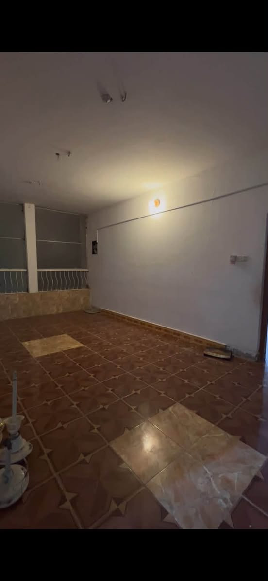 بيت طابق اول للاجار غرفتين و مطبخ و صاله وحمام مع اجهزة التبريد قريب ع الشارع العام
المكان ابو الخصيب مهيجران 
بيت جاهز بناء نظيف
450 الف
***********
