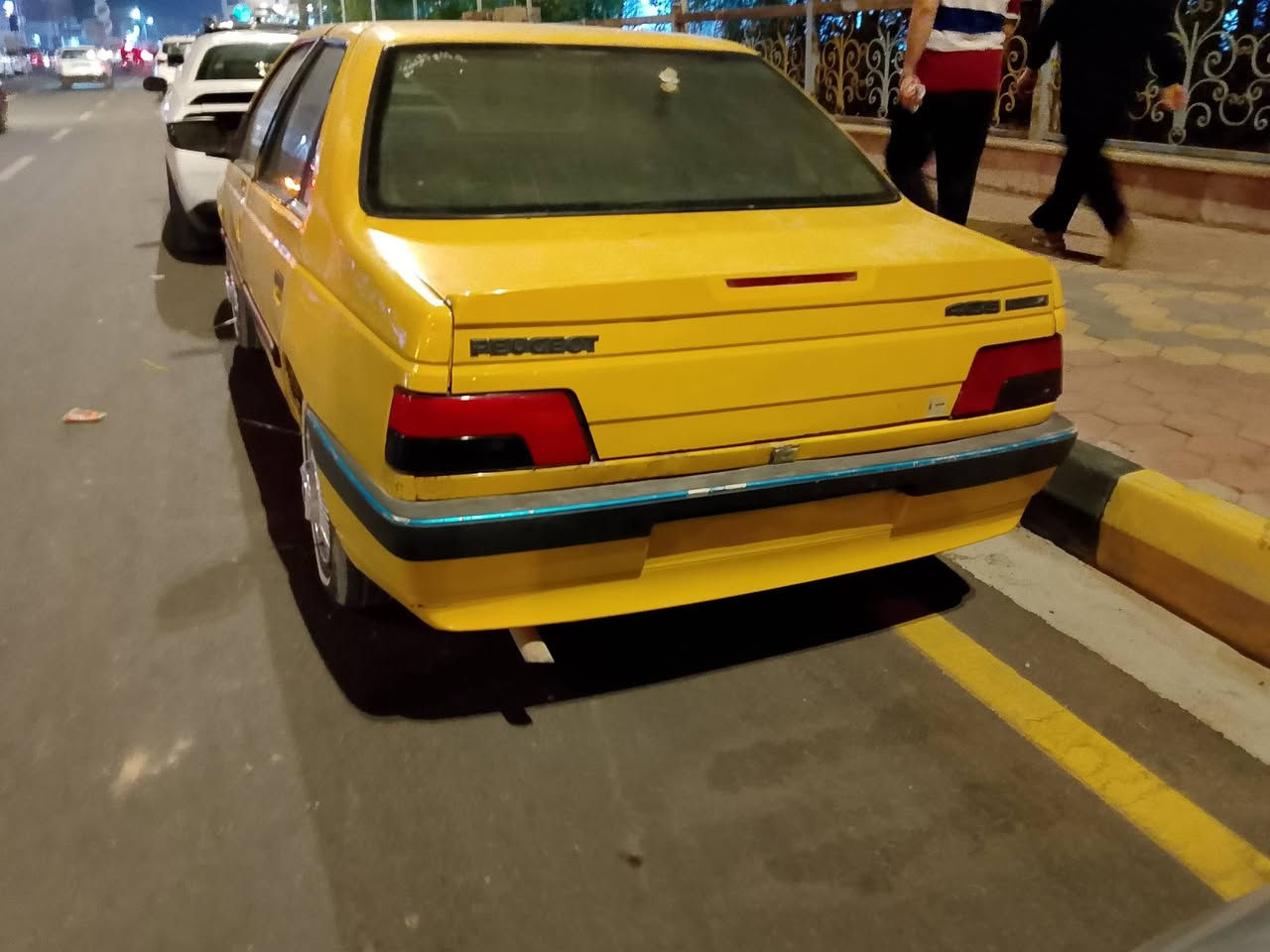 سلام عليكم سياره بيجو 405موديل10سياره جاهزه من كلشي كير مكينه شرط كفاله حداديه أماميه خلفيه 100%تخم تاير خط أبيض /تحويل ثاني يوم سياره مرتبه بيع أو مراوس 
متواجد واتساب وخط ***********رقمي بيع مال محتاج ومناسبه كلش سعر 26وبيها مجال
