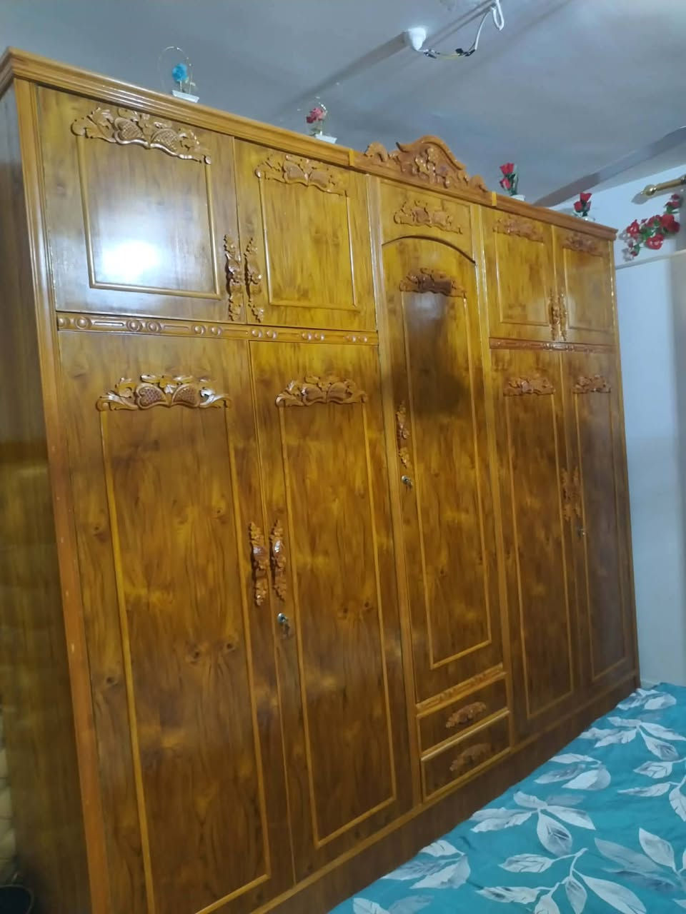 سلام عليكم  يوجد لدينه غرفت نوم كالمله السعر مليون ونص  الستفسار علا رقم /***********
