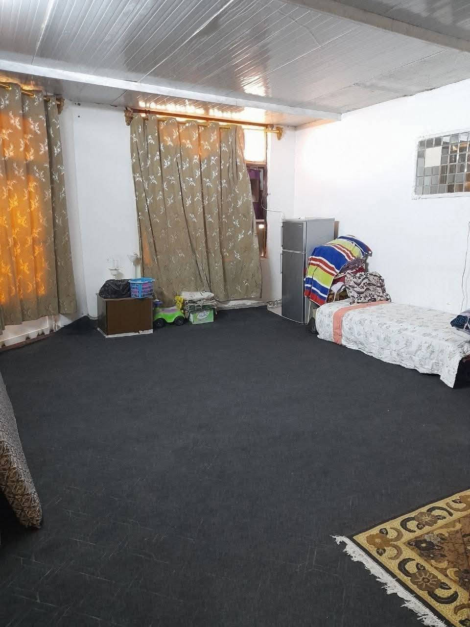 السلام عليكم عندي دار للبيع المساحه الكليه 200 متر طابو زراعي سند 25 تحويل مباشر باسم المشتري متوفره كل الخدمات الورديه المدخل مال حي الجزائر قبل لا توصل الامام سيد موسى بيت حلو مرتب السعر 35 وبي مجال ويرهم اقساط مقدمه 20 والشهر 300 استفسار مراجعه مكتب عقارات الحسام اتصل على رقم الهاتف ***********+*********** اخوكم ابو مومل

