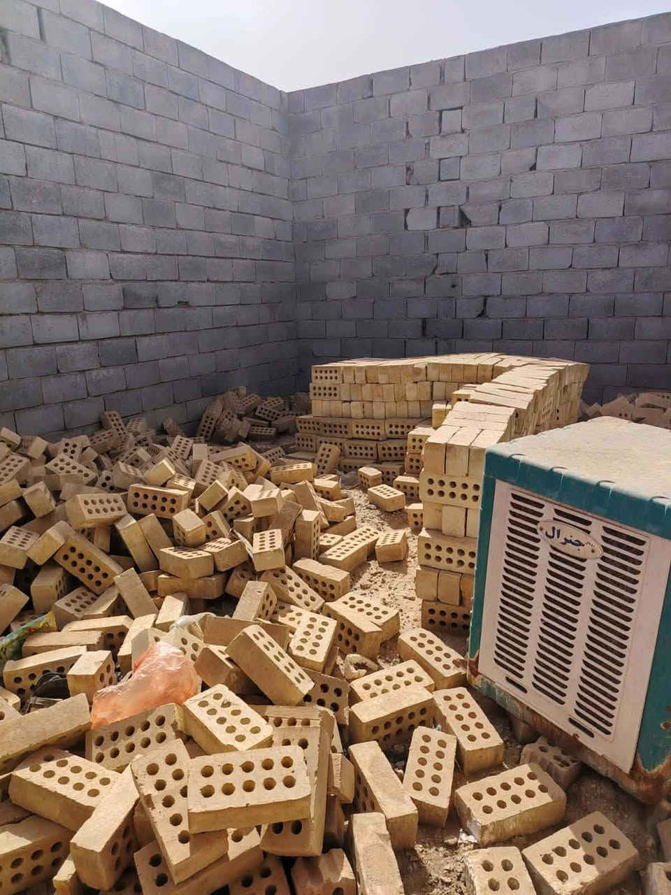 بيت هيكل للبيع المساحه الكليه 200 متر بناء بلوك ومن ضمن بيع لبيت طابوك وياه عدد 9000 طابوك جمهوري  متكون البيت من استقبال وغرفتين ومطبخ وصاله ومجمع صحيات // لبيت طابو زراعي سند 25 
الموقع شارع المعاره بالقرب من حسينية السجاد شارع البزل يبعد عن شارع العام 250متر //الاستفسار اكثر مراجعة مكتب المصداقيه او الإتصال على الرقم ***********
