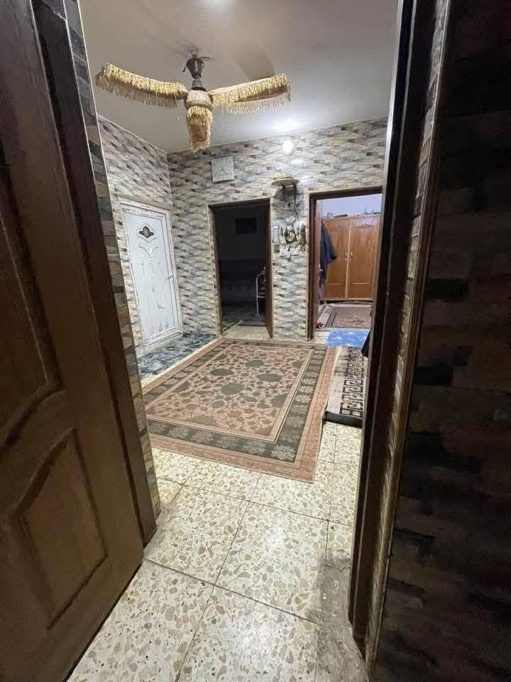 السلام عليكم 
بيت ركن للبيع 100 متر في السند واقع حال 120 
في منطقة المخابرات محلة 227 بالفرع مال مجمع الشهد سابقا حاليا مدرسة الابداع .
تفاصيل البيت// الطابق الاول// استقبال ومطبخ وغرفتين نوم وحمام وتواليت خارجية وداخلية 
الطابق الثاني//  3 غرف نوم وحمام وتواليت مشترك وسطح تكدر تسوي غرفة رابع بالطابق الثاني 

مجمع 5 غرف نوم والسادسة تكدر تبنيها حاليا صايرة سطح واستقبال ومطبخ وحمام تواليت خارجية وداخلية  
السعر 120 وبي مجال بسيط للشراي
للاستفسار على الرقم ***********
