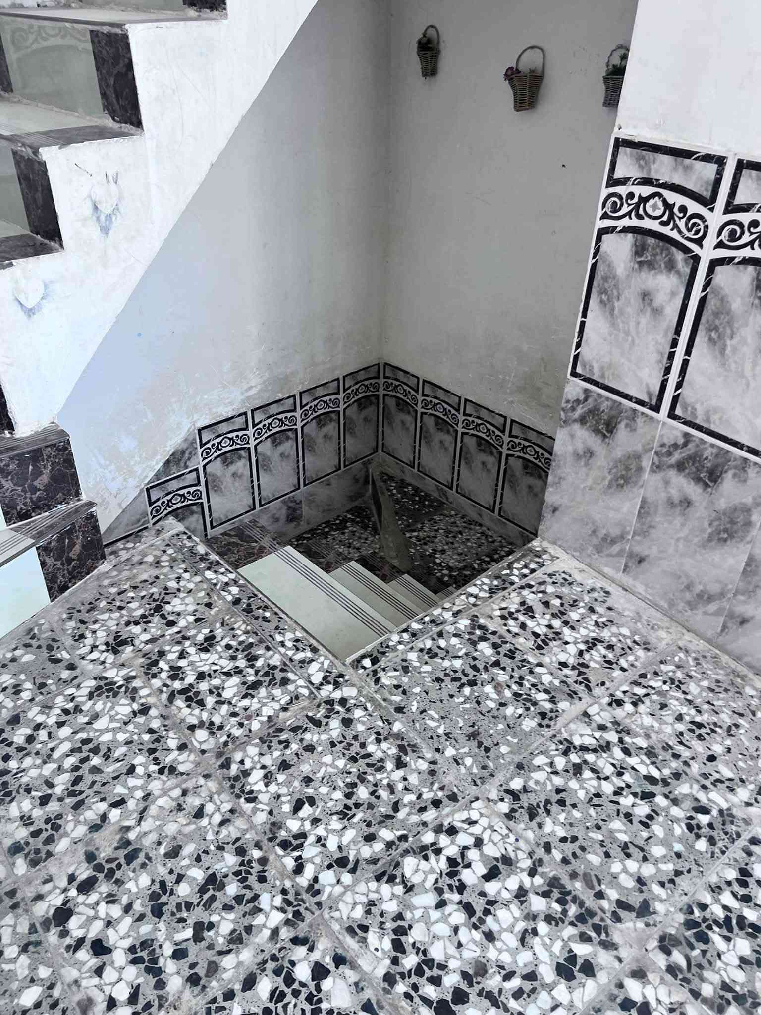 سلام عليكم بيت الايجار مساحته 100متر طابقين العنوان حله شارع 80خلف بانزين خانه مال اضواء بابل قريب على شارع العام 
لاستفسار اكثىر مراجعت مكتب بهاء الجشعمي 
او لاتصال على الرقم التالي 
***********
