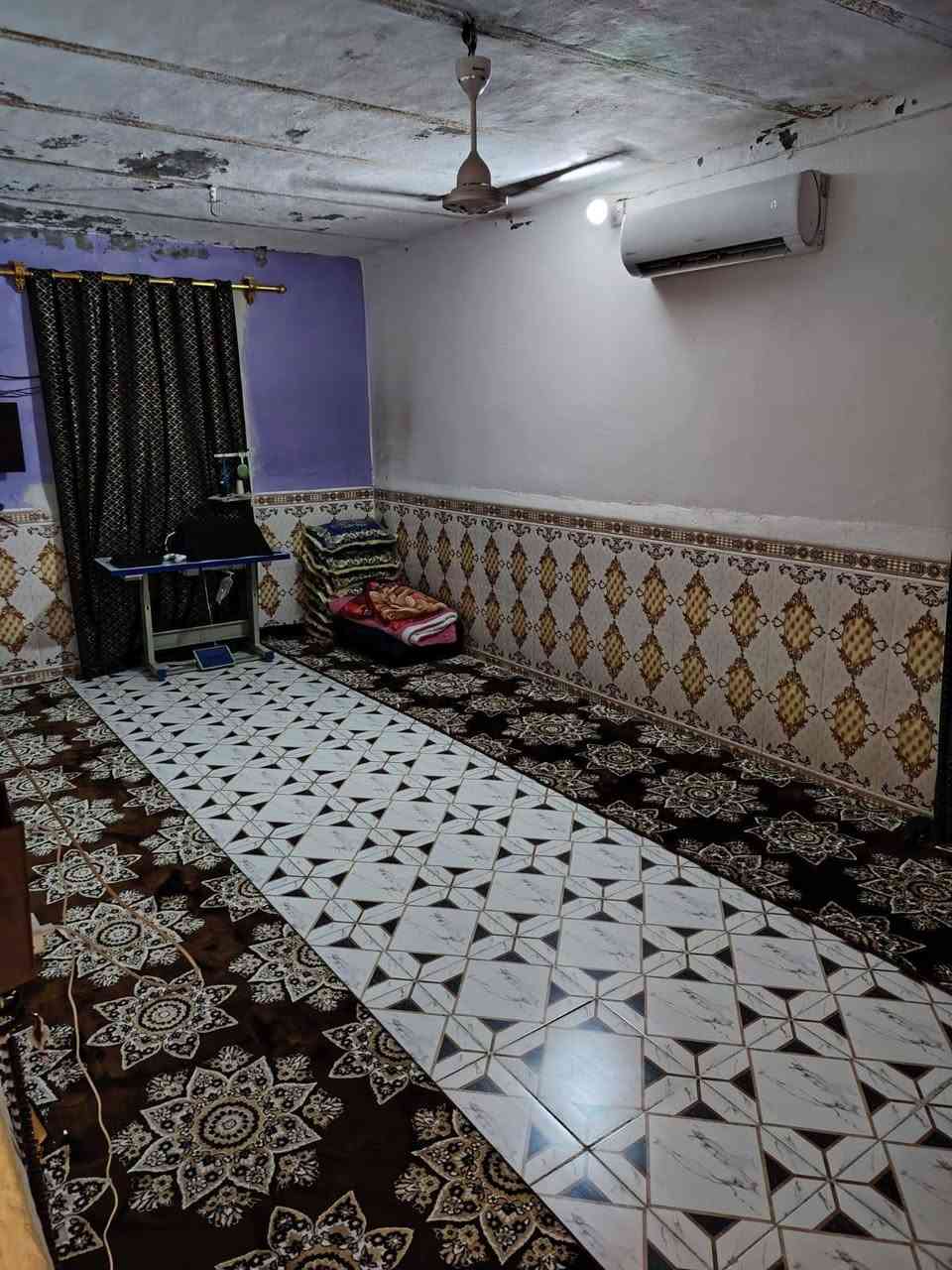 بيت حواسم للبيع مساحت الرض 300 والبنأ 100متر يتكون من غرفتين غرفه 7 ×4وغرفه 5×4 ومطبخ 4× 450وصاله 3 ×6 وصحيات داخليه وصحيات خارجيه وبي طرمه جبيره ومساحه وره البيت هم جبيره سعره 17 وبي مجال للستفسار ***********
