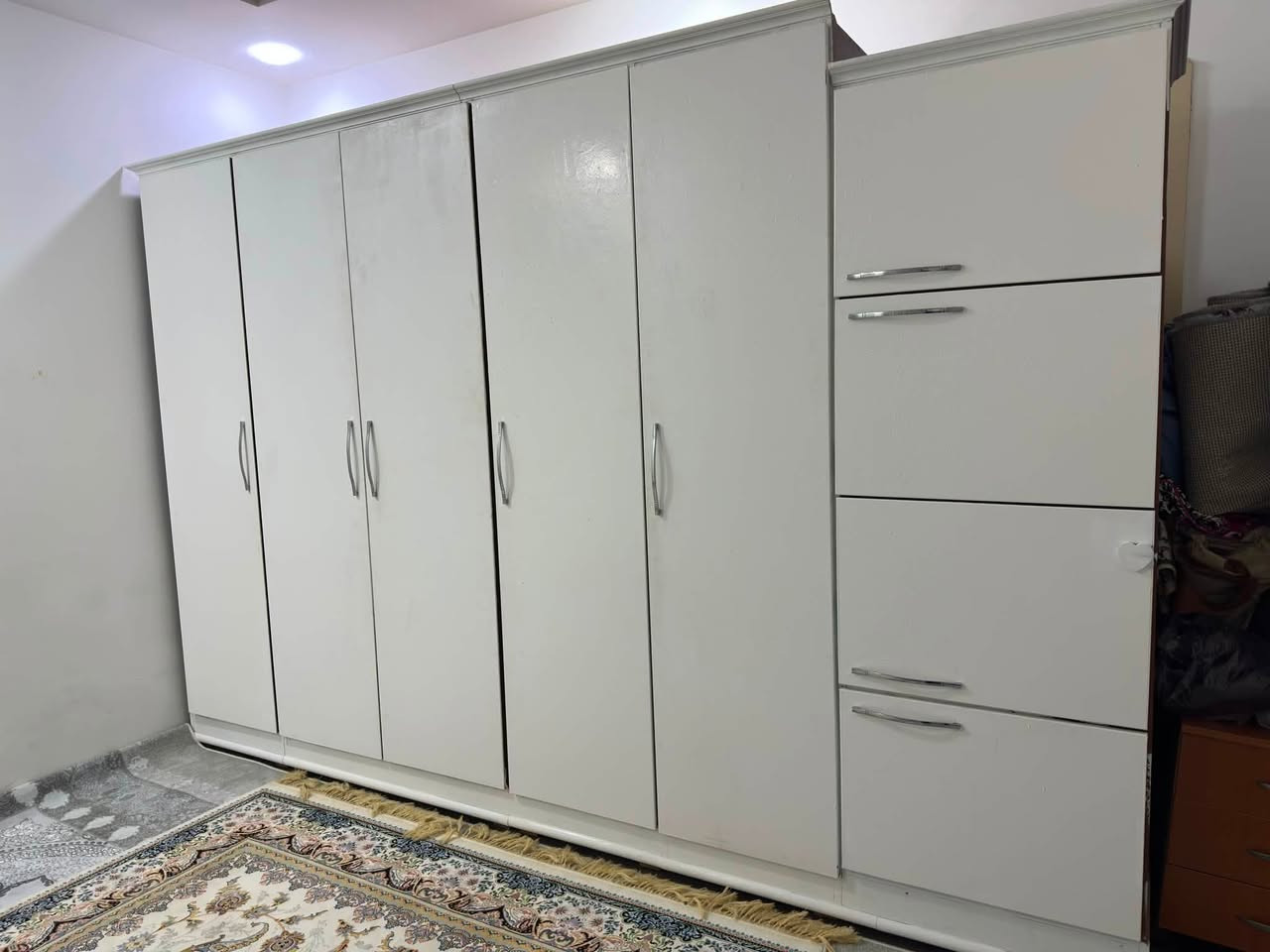 کەنتۆری جل و نوێن
رەنگی سپی کراوە و بۆیاخی ئەوێت 
٥ تاکە و بە بچوکەکانەوە ٨ 
دەستکردەو بە دروست کردن دراوە 
نرخی ٢٠٠ و معامەلە 
شکاوی و روشاوی نیە
پانی ٣،٢٠
بەرزی ٢،١٨
ناونیشان /سلێمانی
***********
