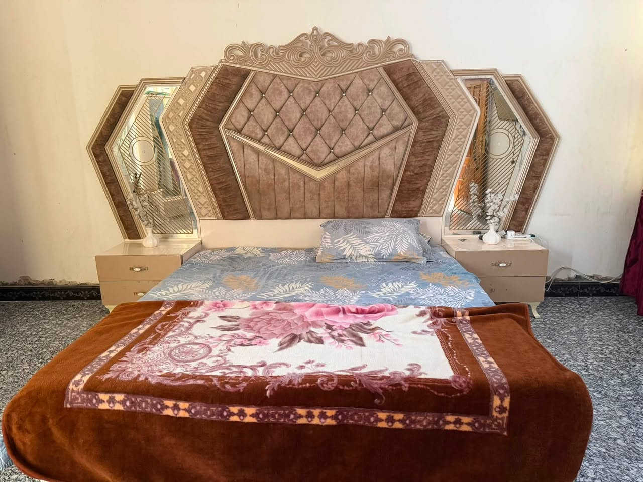 @غراض غرفه نوم للبيع 
(جربايه وكنتور وميز تعلاكه ابو المرايه وطابوريه )
السعر ٤٥٠ للبيع *********** 
قسم بربي اسعارهن بل ٨٠٠ وجدد بعدهن بس احتاجيت
