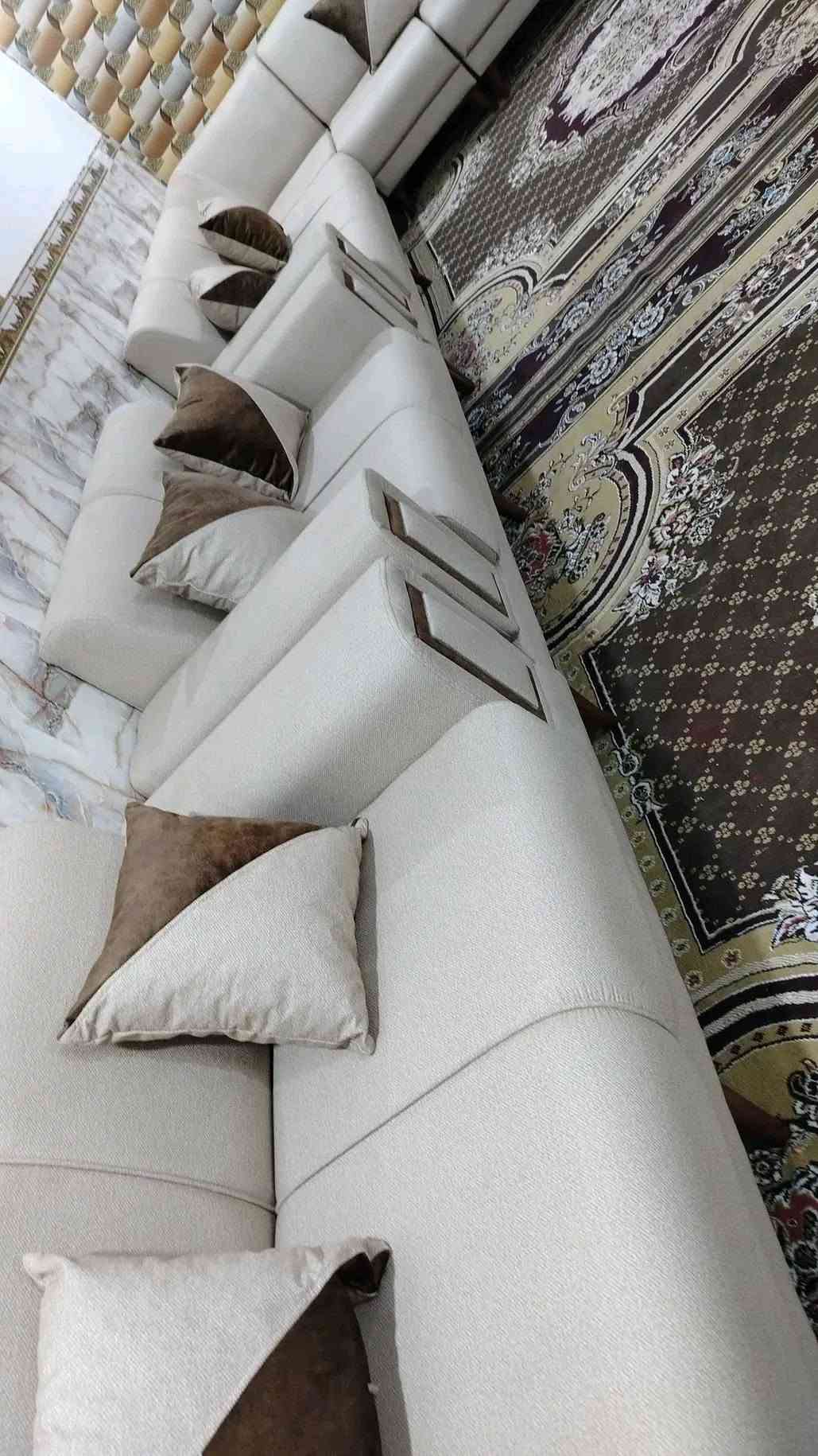 من رخصة ألادمن
عيني تخم ديوان كورنر ٢٠ طول ١٤ متر ونص تفصال بمعنى الكلمه درجه اولى جديد شغل معمل احنه مشتغليه
لون أوف وايت مطعم ب جوزي موديل جكليته بيه قنفتين مفصوله مع زاويه وحده مثل ماموضح بالصور يوصلك اي اختلاف عن تفاصيل يرجع سعره مليون وربع بيه مجال بسيط بس شراي يتصل *********** متوفر واتساب أو مراسله الخاص
