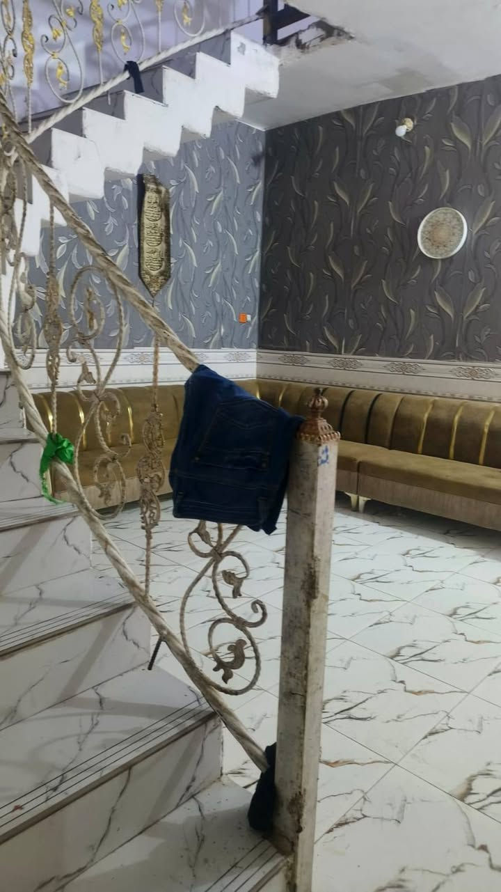 سلام عليكم عدنه بيت بلقبله منطقت الاربعتلاف بلسايدين مال الطب العدلي مقبابيل أول استداره ثاني بيت ع شارع مساحة واسعة 200متر طابقين رايدنه 200قفله الاتصال ع رقم***********
