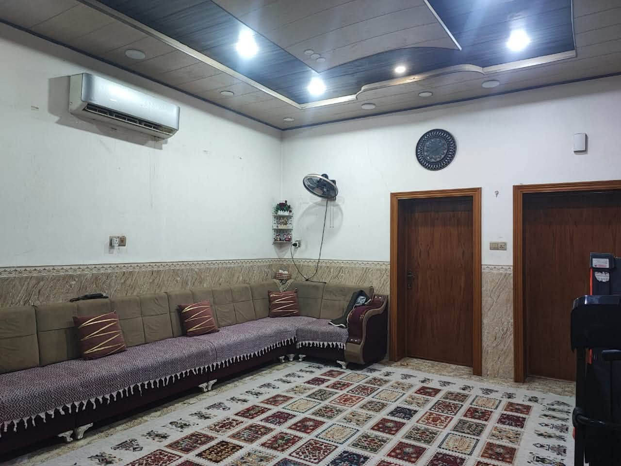 السلام عليكم
دار للبيع في حي العسكري خلف مطعم ابو عقيل قريب على شارع العسكري كبل يبعد عن الشارع 80متر .. المساحة 125م حرف T بناء درجه اولى صب وطابوك جمهوري نظيف جدا يحتوي على استقبال ومطبخ وصاله وغرفة نوم وتخاريج داخليه وخارجيه السعر 135 وبي مجال للتواصل مراسلة الصفحه او الاتصال على الرقم ***********
