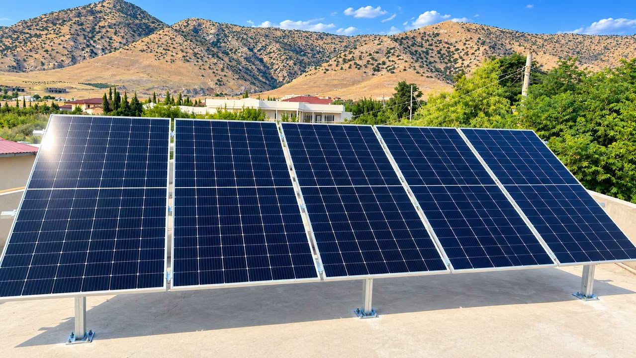 🚨 خطوة جديدة تعكس ثقة عملائنا واستمرار نجاح مشاريع روژ للطاقة الشمسية في #دهوك منطقة سيجي   ☀️⚡
📍 #دهوك  –  مزرعة السيد اياد عزيزي 
🗓️ الاثنين  21_9_2026
✅ 12 أمبير نهاري
✅ 5 أمبير ليلي
🔧 مكونات المنظومة: ▪️  ألواح جينكو بقدرة 650–724 واط
▪️ إنفرتير Deye بقدرة 6   KW ip65 
▪️ بطارية ليثيوم  سعة 5 KW (عدد 1)
▪️ ضمان الألواح 15 سنة
▪️ ضمان الإنفرتر 2 سنه  والبطارية 5 سنوات
✨ طاقة مستقرة... توفير أكبر... واعتمادية تدوم لسنوات.
📞 للحجز والاستفسار:
👷‍♂️ م. قيدار
*********** – ***********
👤 سلام سلو
*********** – ***********
#روژ_للطاقة_الشمسية
#طاقة_شمسية
#SolarEnergy
#SolarPower
#Deye
#JinkoSolar
#الطاقة_المتجددة
#الموصل
#اربيل
#دهوك
#بعشيقة
#بحزاني
#العراق
#استقلال_الطاقة
#الطاقة_النظيفة
#قرية_الإيطالية
