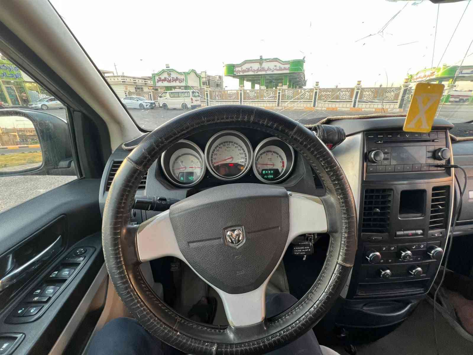 دوج كراند كرفان 2009  
مواصفات  

محرك 6 سلندر  3800 
دبل سويج 
تبريد مركزي 3 قطع 
شاشة 
ابواب كهرباء مع صندوق كهرباء
فتح الابواب عن طريق الكونترول و غلق الابواب 
تحكم ستيرين فول 
دبل كير اوتو و عادي 
كشن السايق كهربايي 
شاشات DVDبالقمارة  
٦ جامات كهرباء 
مري كهرباء 
7 راكب 
الدعاميات مصبوغه 
الخانة الثالثة مبدل بستم  
السعر 110 ورقه وقابل للتفاوض 
رقم *********** 
الموقع الانبار فلوجه!
