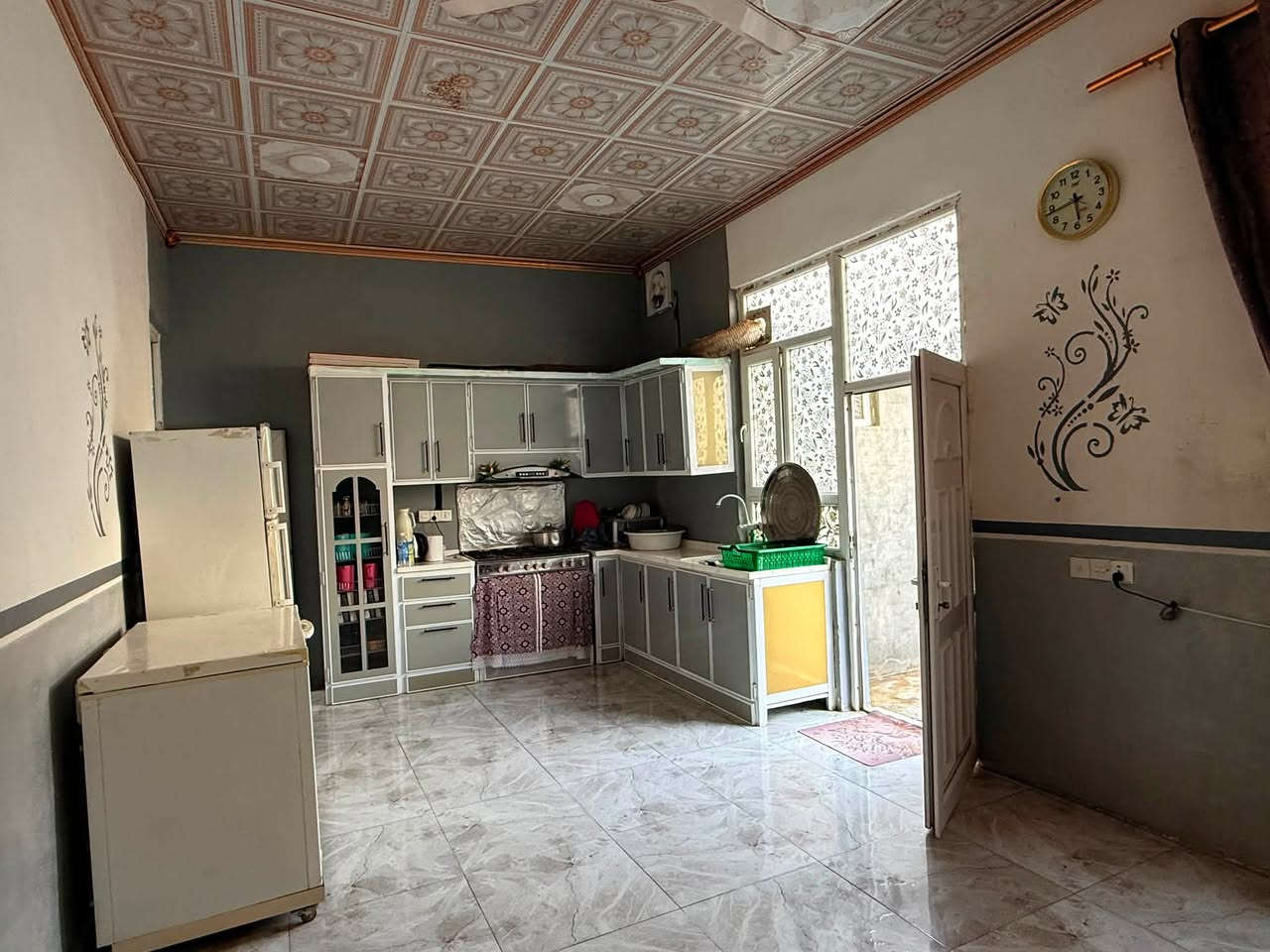 دار سكن للبيع جلولاء حي التجنيد قرب الشارع العام واسواق زياد 

يحتوي على استقبال 6*4 وغرفتين نوم 5*4 ومطبخ 5*4 مفتوح ع صالة  صحيات خارجية وحوش 
الارضية فول سيراميك وسقف ثانوي 

متوفر كافة الخدمات شارع صب وماء اسالة وبئر 

المساحة 150 متر 

للاستفسار ***********
