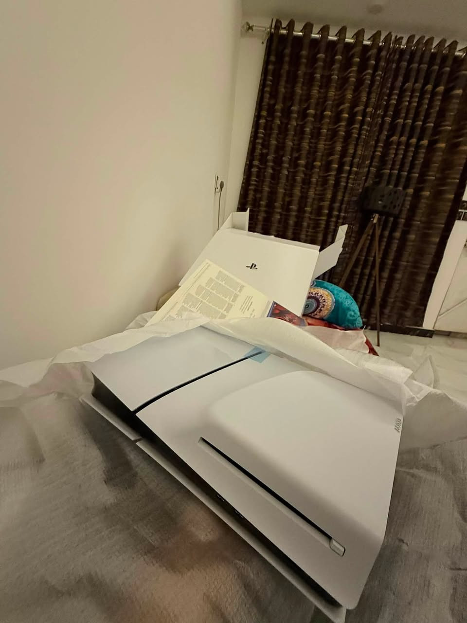السلام عليكم شباب 

عندي بلايستيشن 5 جديد للبيع 🎮🔥
الجهاز جديد  مثل ما واضح بالصور.

🎁 وياه UPS هدية
⚽ وياه ديسك FIFA 25 هدية
📦 الكارتونة وجميع أغراضه موجودة

💰 السعر: [850 الف ]
📍 البيع: [الديوانيه المركز *********** ]

الجاد يراسلني خاص، والبيع للأفضل 🌹
