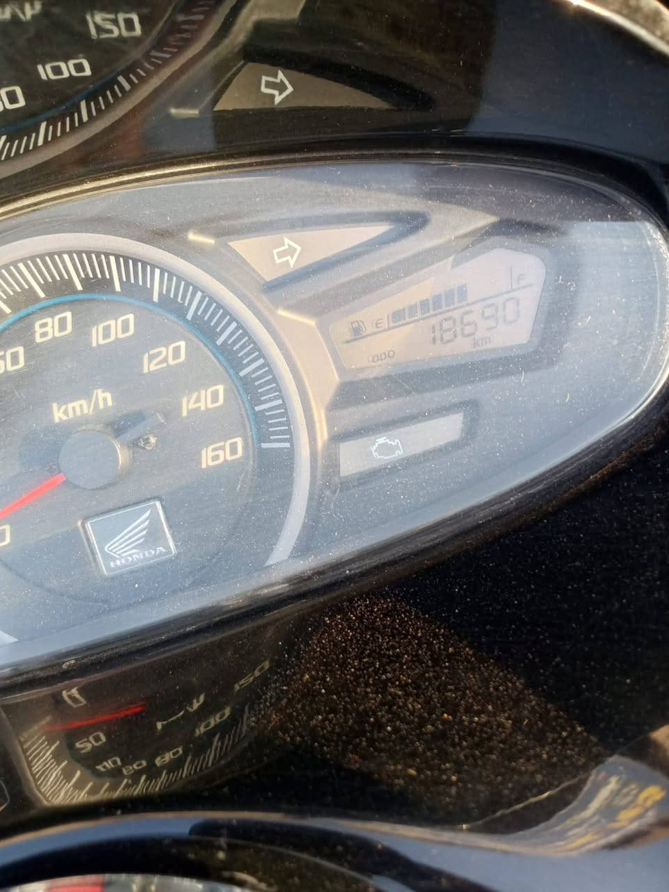 سلام عليكم PCX لبيع فقط الدراجة صالها شهرين نازلة من الرمبة ماشية 18 الف السعر16 ربع ما ينزل لئن الدراحه جديده بمعنه الكلمه لبع فقط ما اراوس العنوان حي اور امل كبر الرقم *********** لا تراسني عل مازنجر ما اجاوبك
