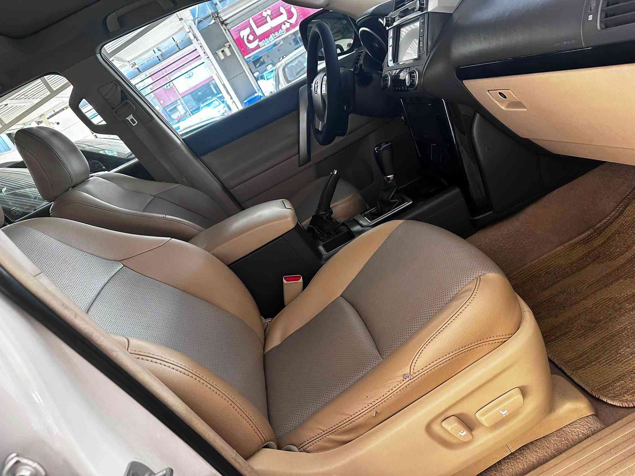 تحيه طيبه الاخوه الاعزاء برادو موديل ١٤ txl فول موصفات ٦ سلندر مكفوله من الصبغ والتبديل ماشيه ١٢٠ اللف حقيقي بصمه كراسي جلد كهرباء فتحه سقف رقم بغداد الجديد ابسمي بيها اماكن بارد السياره بل جاملغ الأمامي على كد شبر وباب الأمامي عكس السايق وشويه بل جاملغ الخلفي اخوان السعر ٢٦٨ ورقه قفل مكانها بغداد البياع او العامريه 
***********
