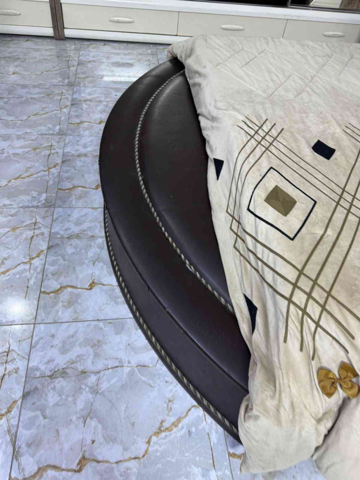 غرفه 11 قطعه تركي خشب ثقيل ضخمه كلش مجرات هيدروليك بدون ضرر السعر مليون و150 وبيه مجال بابل قرب المدهش م ***********
