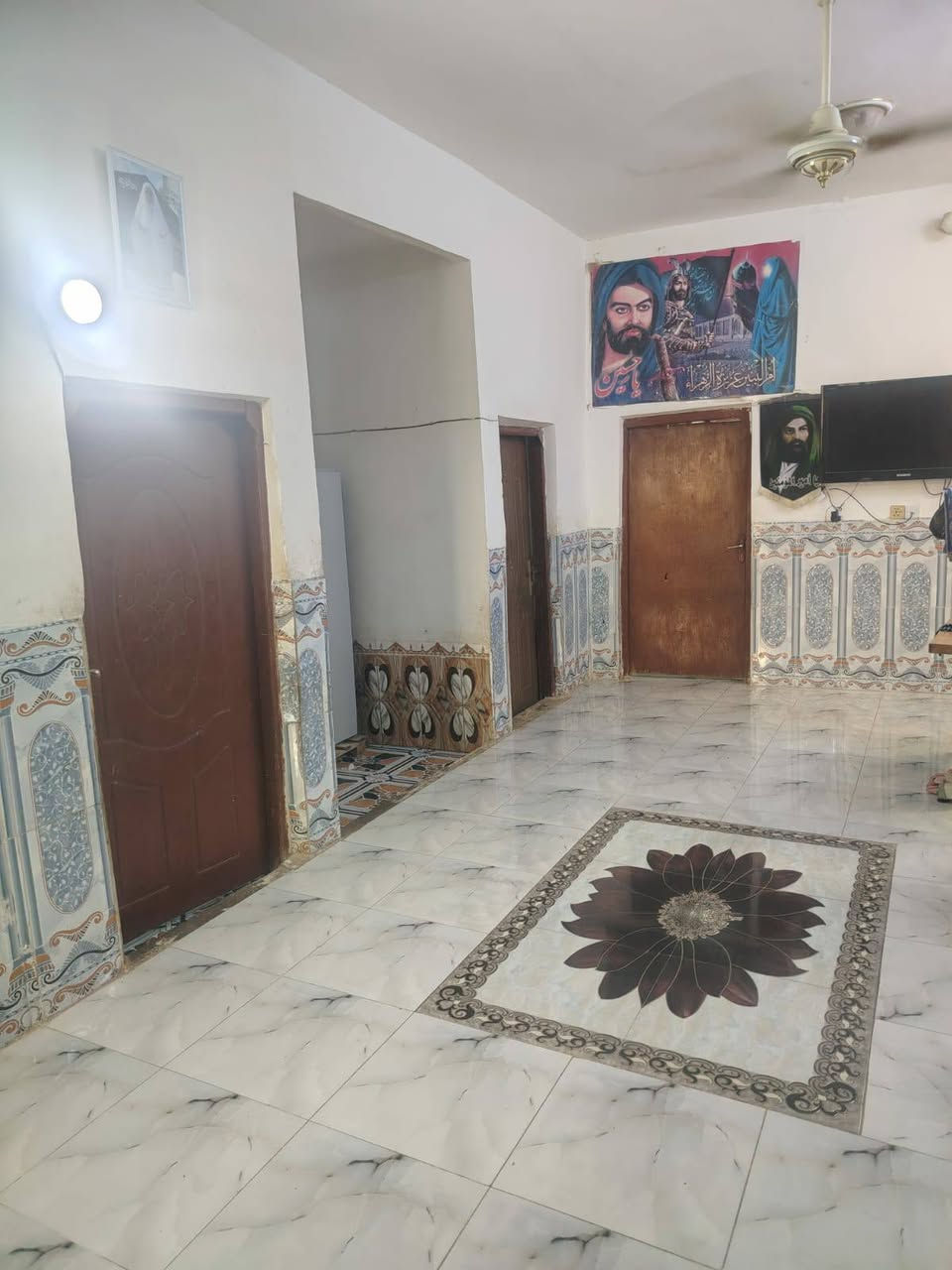 فرصة عقارية ممتازة بسعر مناسب جداً للبيع ! 🏠💥
تفاصيل العقار:

​المساحة: 300 متر مربع 📐

​الملكية: طابو صرف (سند ملكية صِرف) 📜✅

​حالة البيت: جاهز للسكن فوراً 🔑✨

​محتويات المنزل:

​4 غرف نوم واسعة 🬞🛏️

​استقبال للضيوف 🛋️

​صالة عائلية 🏠

​كراج للسيارات 🚗 Garage

​صحيات خارجية 🚿🚽

​العنوان:

الشارع مقابل محلات الجام - الصوب الصغير 📍🗺️

​السعر ورقم التواصل:

​السعر مناسب جداً (سعر بلاش لسرعة البيع) 💰🔥

​للتواصل والاستفسار: *********** 📞📱
