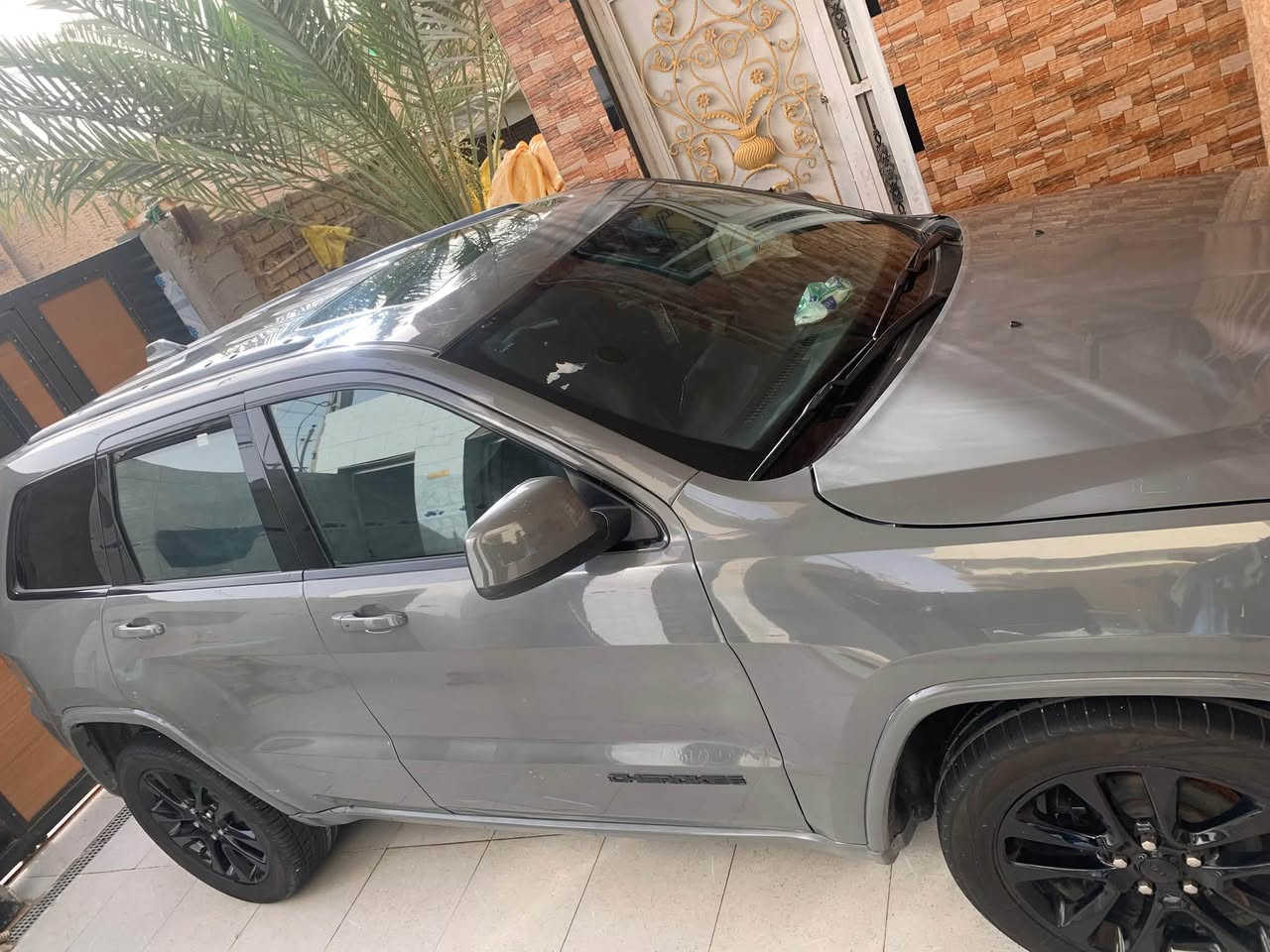 جيب لاريدو فول مواصفات شاشه كامره فتحه موديل 2019
لون سمنتي رقم بغداد باسمي بدون ارباك طخم تاير حداديه كير كفاله محرك محورله بساتم 14 بدون دوانز بانزين عادي 
جاهزه السياره ***********
