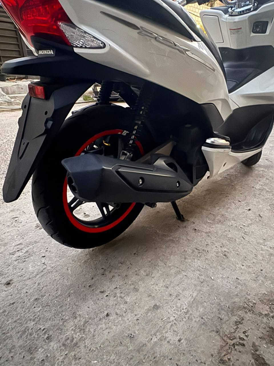 سلام عليكم pcx جيل الثاني ياباني 
دراجه كارتونه كفاله عامه كفاله من الويل الخلفي لويل الامامي دراجة ماشيه 39الف 
عنواني بغداد 
رقم الهاتف ***********

