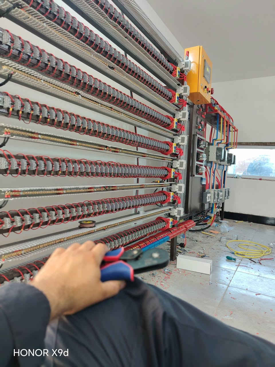 عندما تجتمع الدقة الهندسية مع الاحترافية في التنفيذ.. تكون النتيجة منظومة تعتمد عليها. ⚡
–دمج وحدات التحكم والربط الذكي (Control & Sync Modules.
–ترتيب وترقيم خطوط السيطرة (Wiring & Ferrule Coding).
منظومة حماية متكاملة: قواطع ومرحلات حماية دقيقة للتعامل مع مختلف الأحمال وتذبذبات التيار.
​👨‍🔧 إشراف وتنفيذ: المهندس علي نبيل
📍 الفلوجة - الأنبار (مستعدون لتجهيز وتراخيص المشاريع في جميع المحافظات)
📞 للتواصل وعروض الأسعار: [ *********** ]
🌐 متابعة الأعمال:fb.com/Energy.Horizon.IQ

نص مكتوب في الصور:
- HONOR X9d