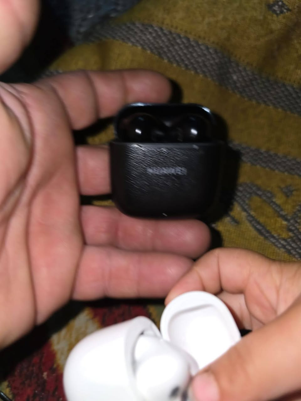 سماعات • تفاصيل قليلة
