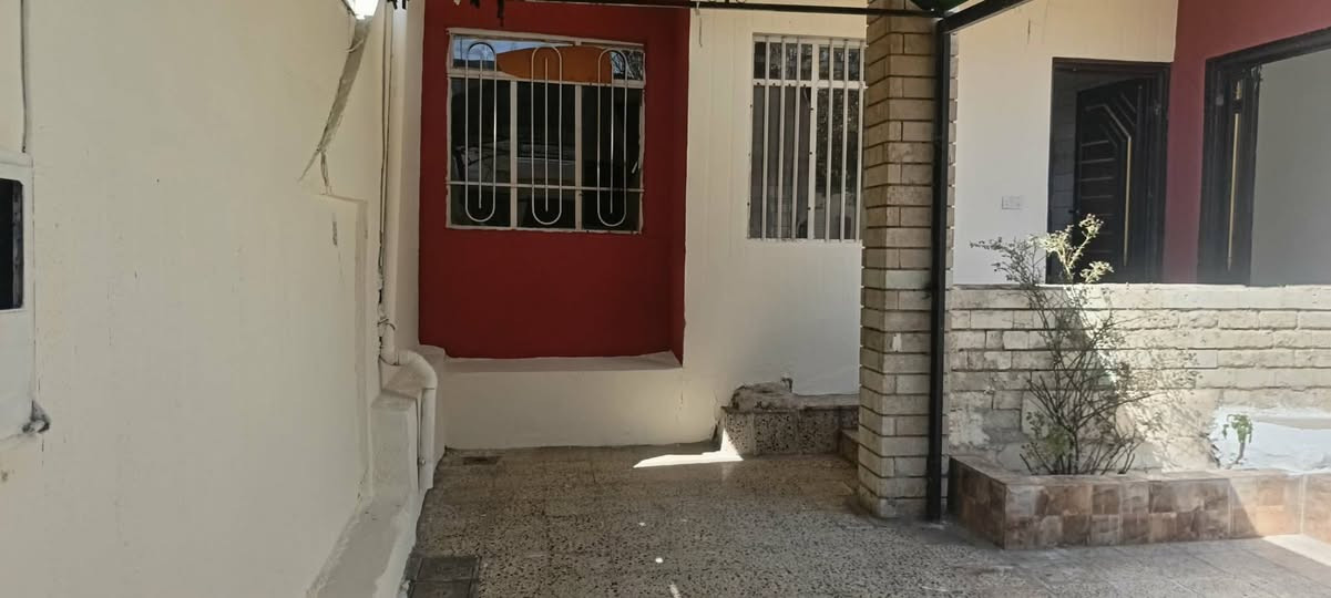 العقار للبيع بسعر مناسب
حي عدن فرع جامع الأمين 
مساحة 200 م 20x10
 البيت قبله يتكون من كراج 
خطار+هول+غرفتين+مطبخ
حديقة+خدمات طابق واحد 
الشرعي موجود السعر 120 
بيه مجال الاتصال مع صاحب الدار ***********
