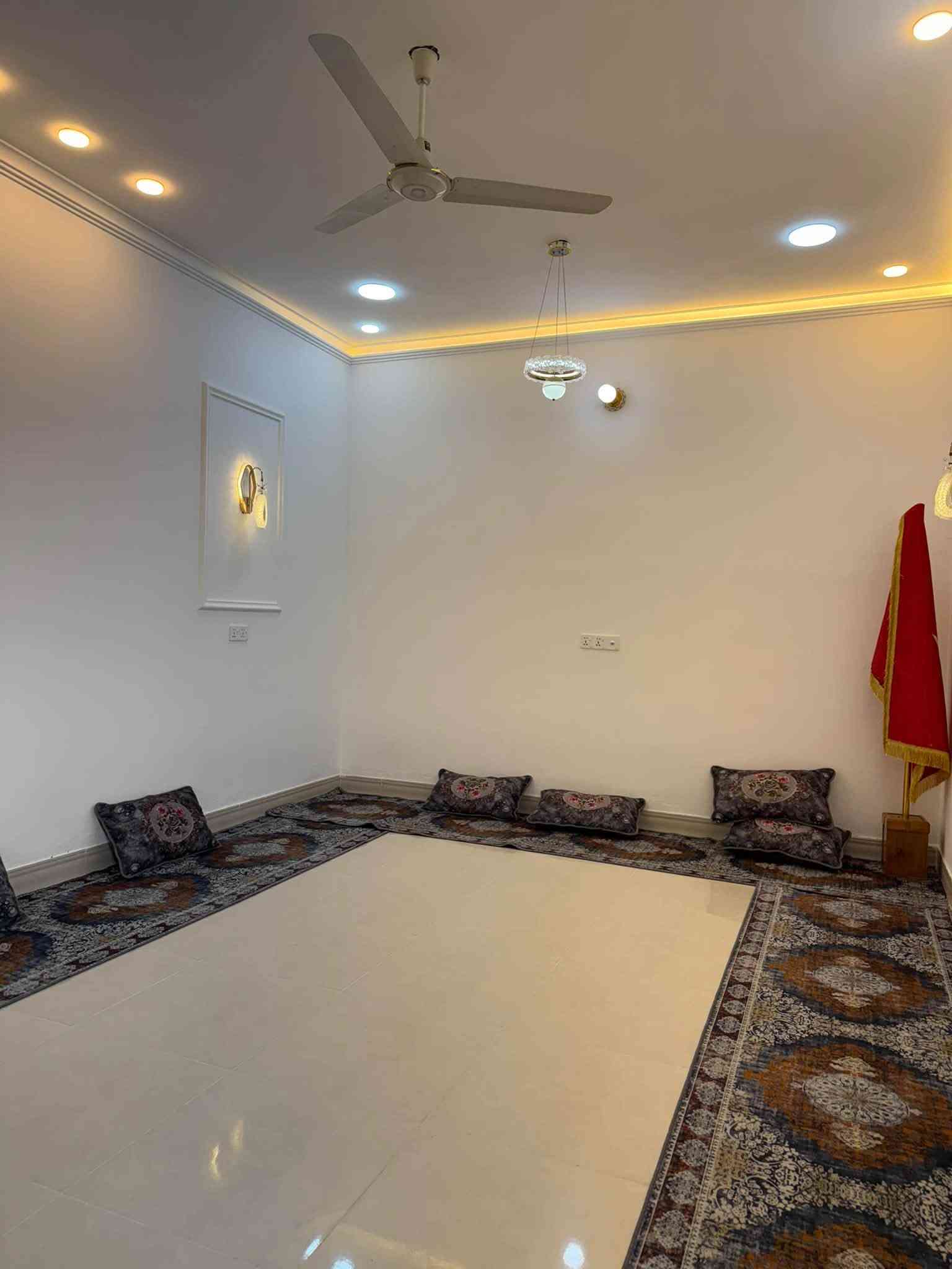 للبيع دار سكني🏘️
مساحة📐 ٢١٨ م٢  
مكانة📍 بالزكندري  خلف المدرسة 
خدمات ماء 💦 كهرباء⚡️ تبليط🚧 
تحويل مباشر✅ وضمان ١٠٠/١٠٠✅
يحتوي على غرفتين نوم🛏️ ومطبخ🧑‍🍳 حار وبارد وصالة 💙 واستقبال 🤍 وصحيات🚾 داخلية وخارجية  وممرات عدد٢ 🚧 وطارمة واسعة وحديقة🌾🌺🌸
بناء حديث🏠 مايقارب ٦ اشهر  الصور داخل المنشور  👇👇 
 سعره  حلو  وشتريد ارقامي موجودة وبخدمتك اتصل واسال بالي يعجبك بدون تعليقات 💙
للاستفسار اكثر مراجعة مكتب عقارات الاخوين او الاتصال 📞 
***********
*********** 
بابل/ الحمزة الغربي ع / شارع المواكب/ مقابل العمارة الحمراء❤️
