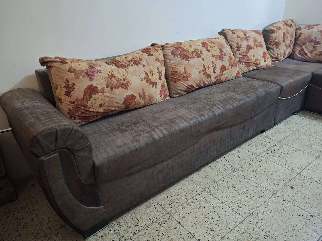 للبيع ديوان ١٠٠ والميز ١٠٠ مكاني دوره *********** واتساب يوجد توصيل

