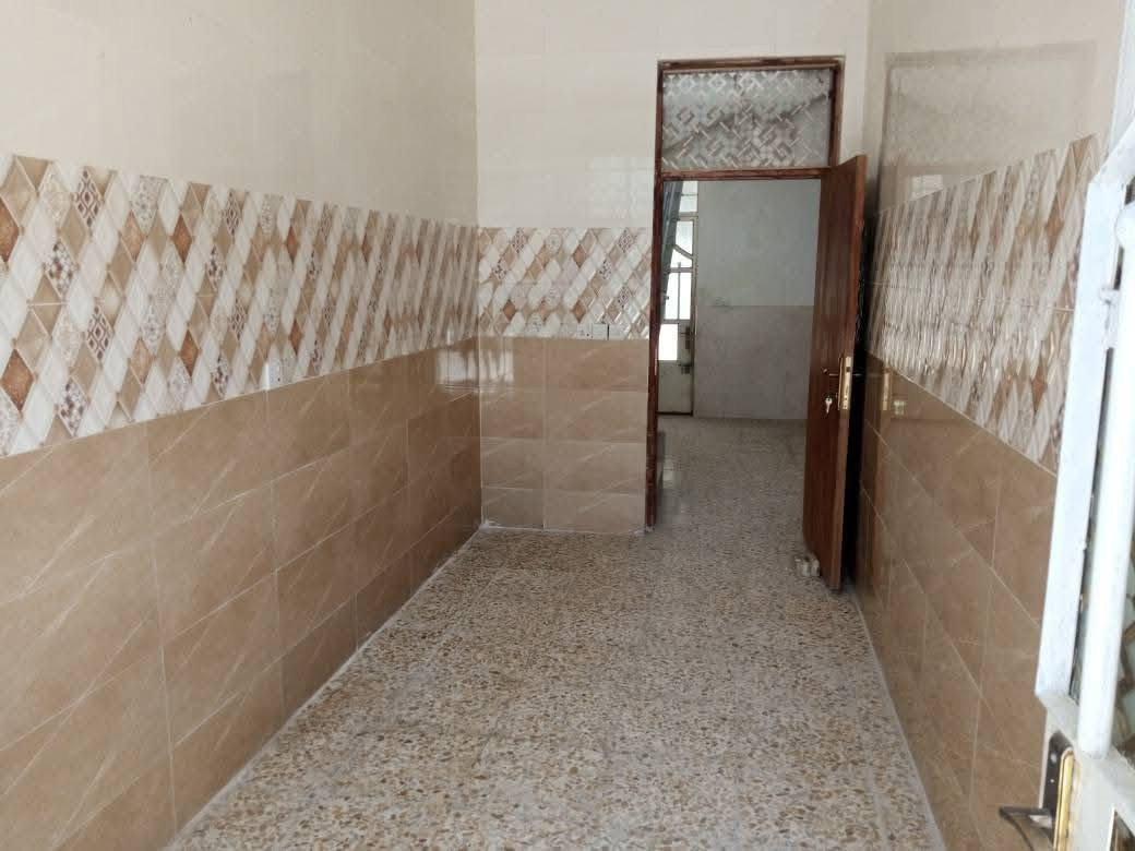 اسلام عليكم عندي بيت للايجارالسعر350 في بوب الشام بستان بشار فرع الثاني مساحة 135البيت جديد كامل بناء درجة اولى طابوق جمهوري شتايكر كامل غرفة نوم وحدة سكن عائلة صغيره مراجعة صاحب الدار ***********
