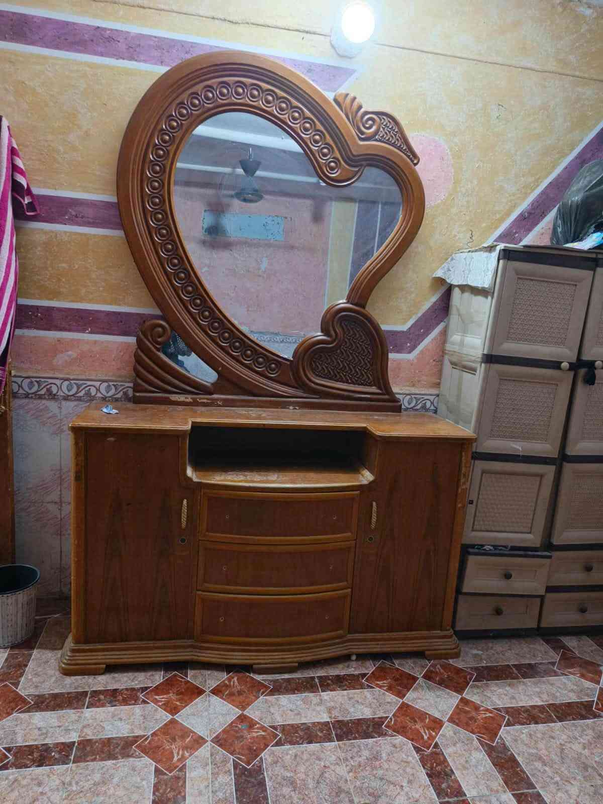 متوفر غرفه اخشاب صاج السعر مليونين وبيه مجال مع الدوشك العنوان القرنة الجلعة شارع 30 رقم الهاتف ***********
