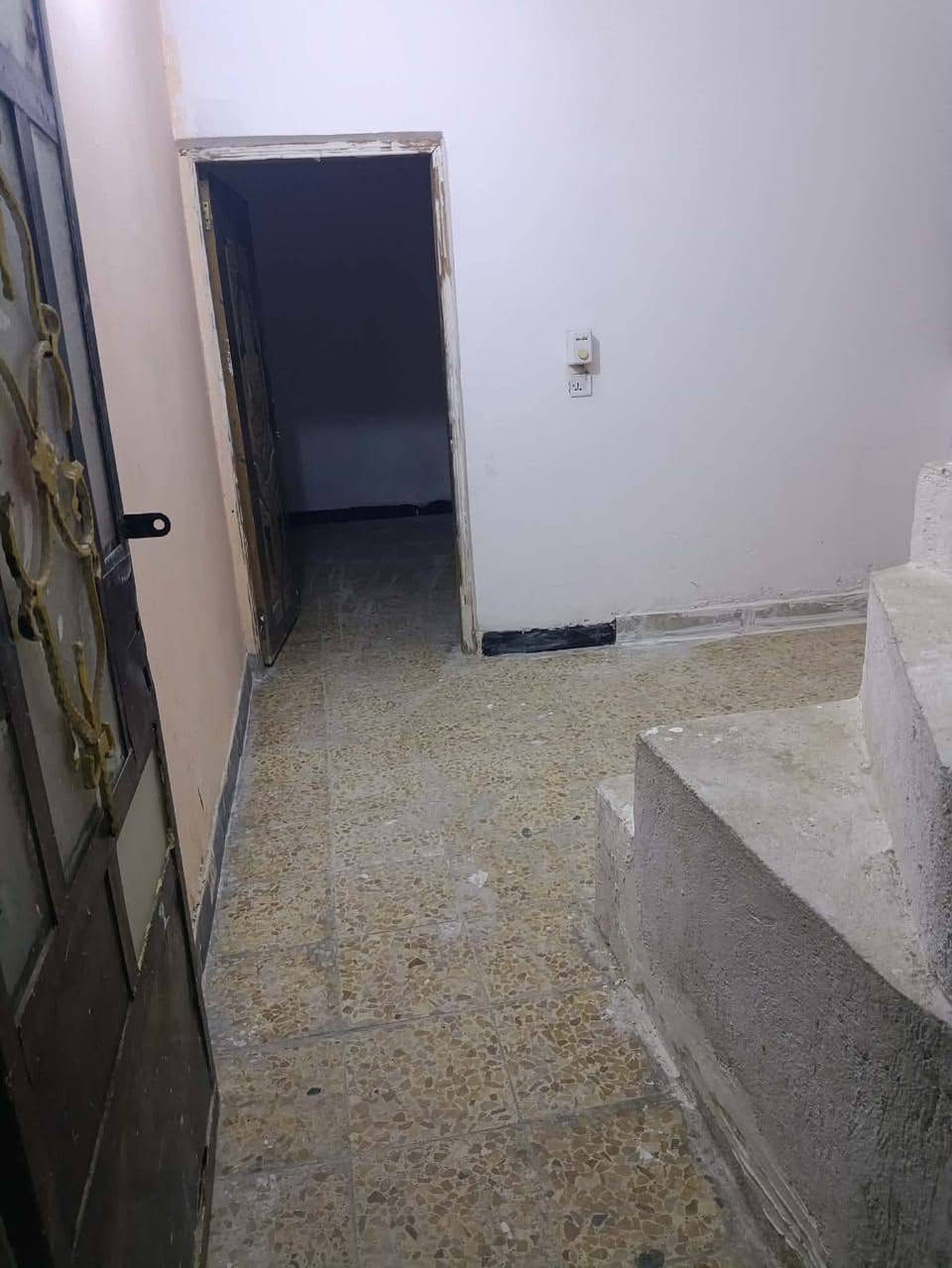بيت طابقين • غرفتين • مقابل باب المطار