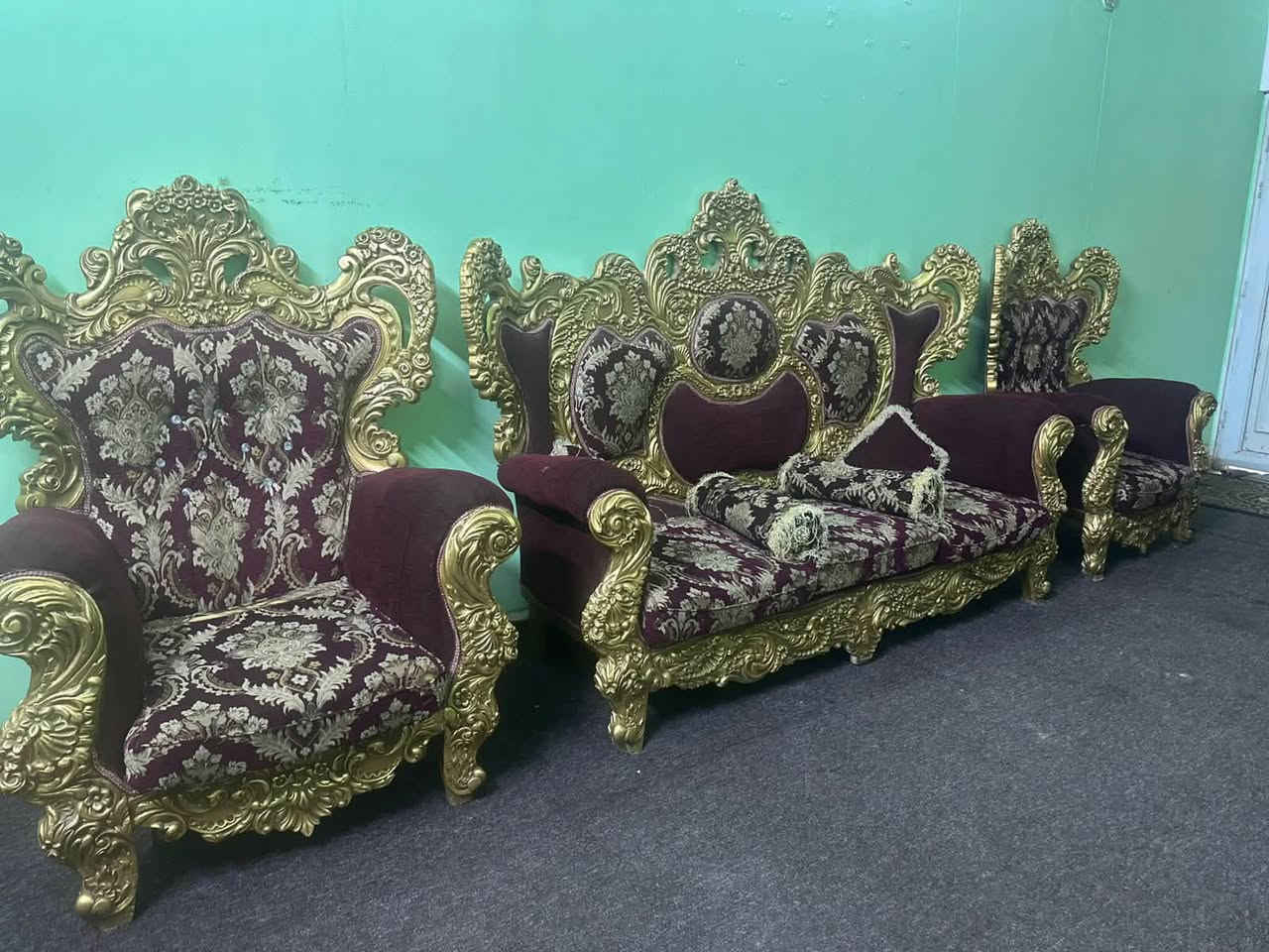 للبيـع …
***********
