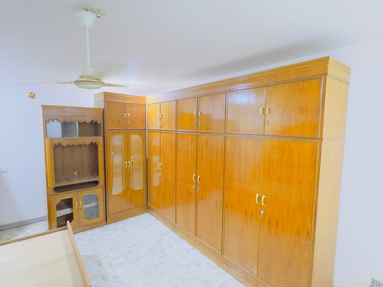غرفه احطاطه للبيع السعر 2500 وبيها مجال العنوان الأنبار الخالديه حي القدس 
***********
حبيبي هاي الغرفة شنو نوعها/موديلها بالضبط؟ وهل هي نفرين لو نفر ونص؟: 
نفرين صاج احطاطه
الغرفة مستخدمة لو جديدة؟ وبيها أي خدش، كسر، تلحيم، أو قطع ناقصة تحب تذكرها؟: 
موحيا مستخدمه قليل
السعر 2500 شنو يشمل بالضبط: السرير، الدولاب، التسريحة، والبوفيه/الخزانة لو بس بعض القطع؟: 
كنتور طابقين وزاويه ومعرض وميز ابو تواليت وجربايه ومعرضها
العنوان بالأنبار/الخالدية حي القدس، هل التوصيل على المشتري لو إنت توفره؟ والسعر قابل للبسطة لو نهائي؟: 
نتفاهم بوكتها