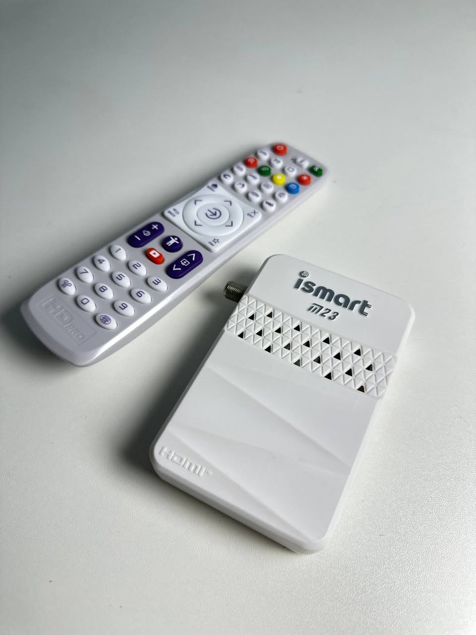 📺🔥 M23 Smart TV Box — الترفيه كله بجهاز واحد!

حوّل شاشتك إلى تجربة مشاهدة متكاملة مع M23 بحجم صغير وأداء عملي، واتصال Wi-Fi داخلي لسهولة الربط بالإنترنت.

📦 محتويات العلبة:
• جهاز M23
• ريموت أصلي
• كيبل HDMI

🎬 يدعم مجموعة من التطبيقات والمنصات:
شاهد | سينمانا | المنصة | سما | وياك | دراما لايف | ياسين TV

⚽ لعشاق كرة القدم والرياضة
يمكن استخدامه لمتابعة المباريات والمحتوى الرياضي عبر التطبيقات والخدمات المتوفرة على الجهاز.

✨ أبرز المميزات:
✅ دعم تشغيل محتوى بدقة تصل إلى 4K
✅ حجم صغير وتصميم عملي
✅ Wi-Fi داخلي للاتصال بالراوتر
✅ ريموت سهل وسريع الاستخدام
✅ توصيل مباشر بالتلفزيون عبر HDMI
✅ مناسب للأفلام، المسلسلات، التطبيقات والمحتوى الرياضي

📡 توصله بالراوتر وتبدأ المشاهدة.

🔥 M23 — جهاز صغير، وإمكانيات ترفيهية كبيرة.
